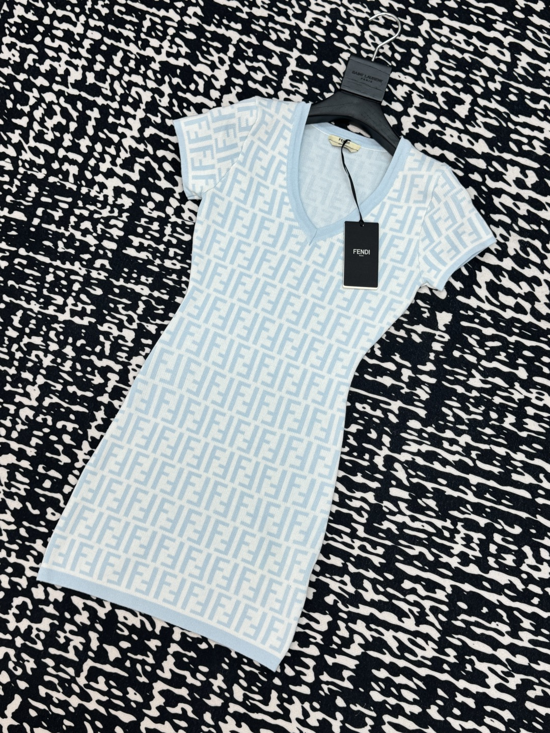 NO:330788,Presbyterian three-color v-neck short-sleeved skirt, slim fit, three-dimensional, fashionable and relaxed upper body, size //, skirts, T-shirt, alexander wang19860909老花三色v领短袖裙 修身版型立体 上身時尚鬆弛感 码数//,,skirts,T-shirt,alexander wang,Women's clothing