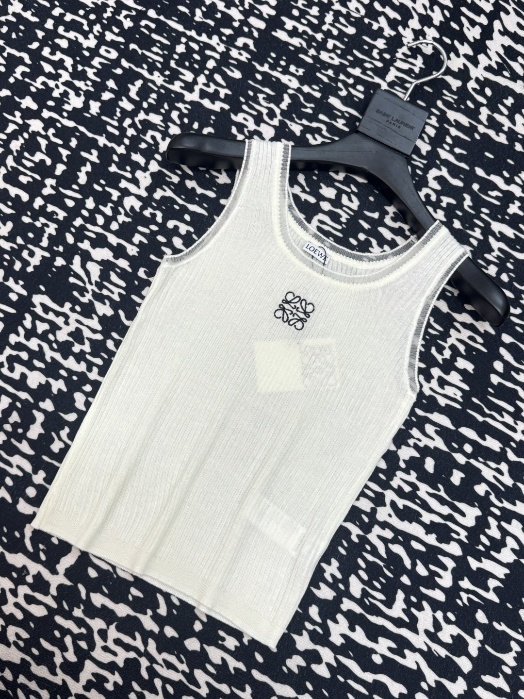NO:331870,Loewe's new vest fabric is breathable and has a logo design embellishment!  High-end atmosphere on the upper body. Number of codes//,loewe,alexander wang19860909Loewe 新款 背心面料透气 logo设计修饰点缀！上身高级氛围感 码数//,,loewe,alexander wang,Women's clothing