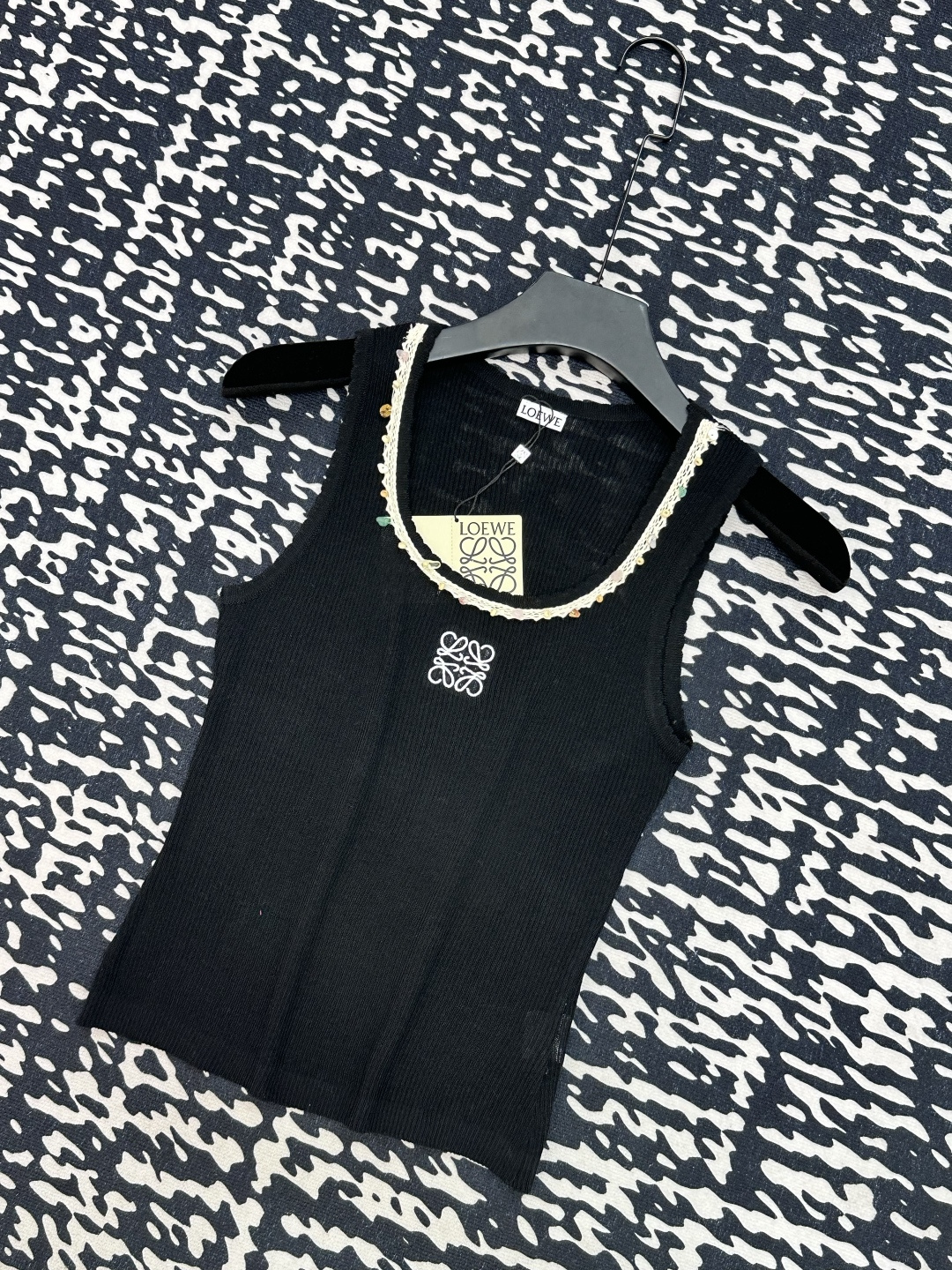 NO:332504,Loewe's new style, breathable fabric, logo design embellishment!  High-end atmosphere of upper body 3 colors Number of codes //,loewe,alexander wang19860909Loewe 新款 面料透气 logo设计修饰点缀！上身高级氛围感 3色 码数//,,loewe,alexander wang,Women's clothing