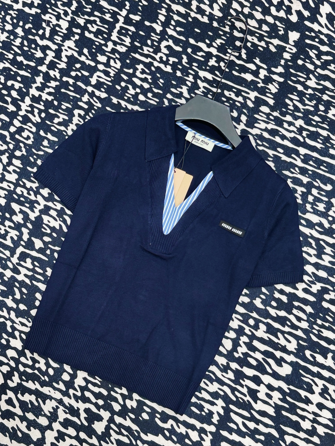 NO:332498,MIUMI* new summer model, breathable fabric, logo design embellishment!  High-end atmosphere of upper body 4 colors Number of codes //,,miumiu,alexander wang19860909MIUMI*  夏季新款 面料透气 logo设计修饰点缀！上身高级氛围感 4色 码数//,,miumiu,alexander wang,Women's clothing