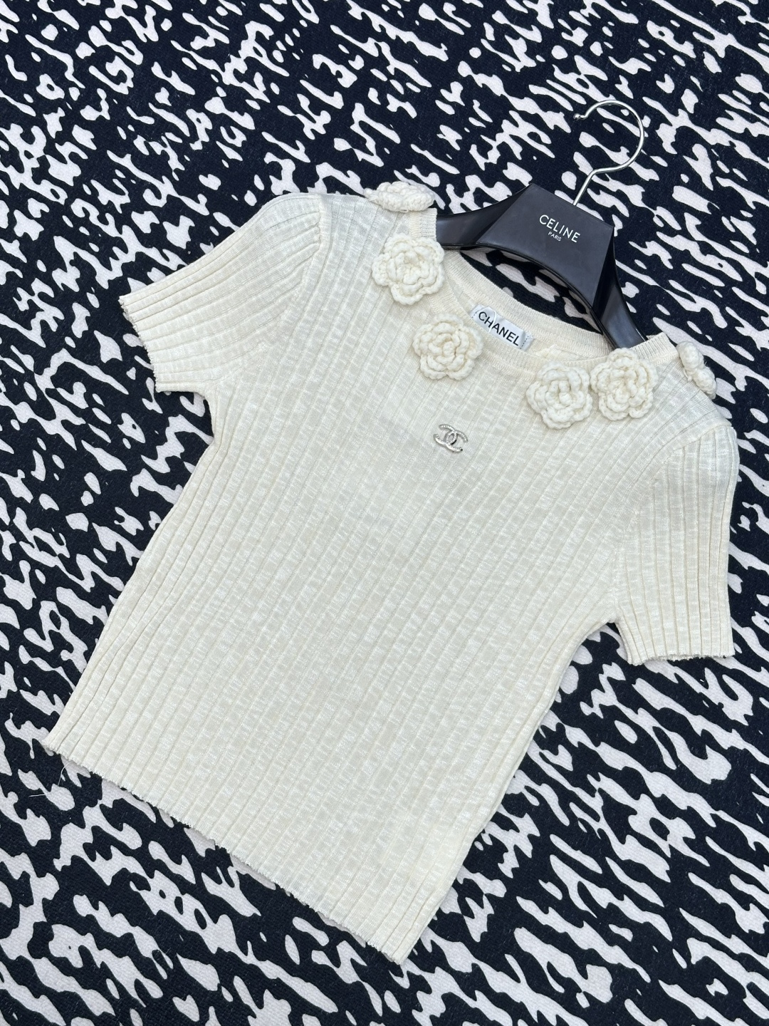 NO:334478,CHANEL new style, breathable fabric, floral design embellishment!  High-end atmosphere on the upper body. Number of codes//, chanel, alexander wang19860909CHANEL 新款 面料透气 花朵设计修饰点缀！上身高级氛围感 码数//,,chanel,alexander wang,Women's clothing