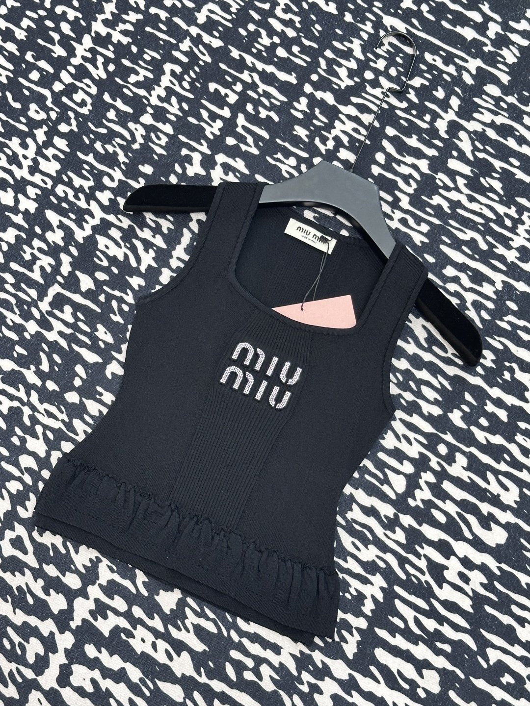 NO:334477,Miumiu's new style, breathable fabric, logo design embellishment!  High-level atmosphere on the upper body. Number of codes//,,miumiu,alexander wang19860909Miumiu 新款 面料透气 logo设计修饰点缀！上身高级氛围感 码数//,,miumiu,alexander wang,Women's clothing