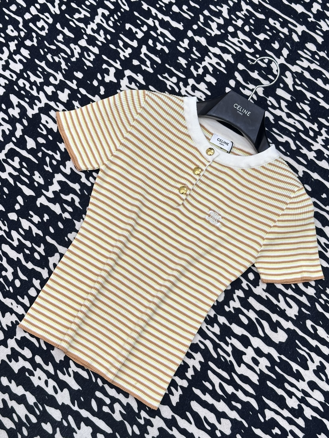 NO:335627,Celine's new model, breathable fabric, logo design embellishment!  High-end atmosphere on the upper body. Number of codes//, celine, alexander wang19860909Celine 新款 面料透气 logo设计修饰点缀！上身高级氛围感  码数//,,celine,alexander wang,Women's clothing