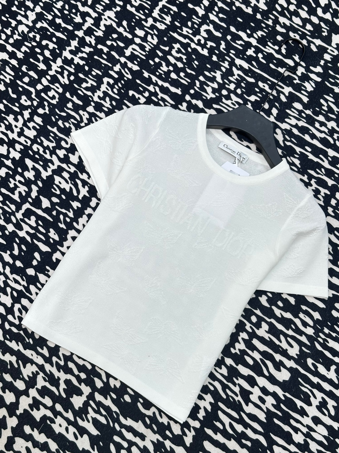 NO:334470,DIOR new model, breathable fabric, logo design embellishment!  High-level atmosphere on the upper body. Number of codes//,dior,alexander wang19860909DIOR 新款 面料透气 logo设计修饰点缀！上身高级氛围感  码数//,,dior,alexander wang,Women's clothing