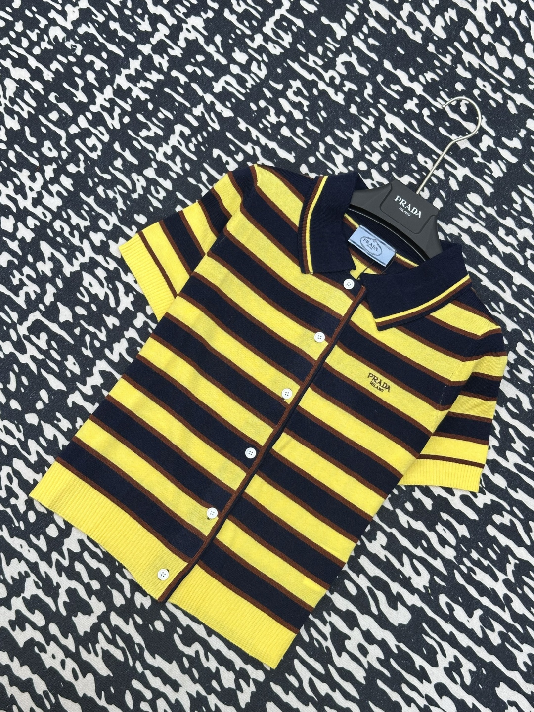 NO:334474,Prada's new model, breathable fabric, logo design embellishment!  High-end atmosphere on the upper body. Number of codes//,,prada,alexander wang19860909Prada 新款 面料透气 logo设计修饰点缀！上身高级氛围感 码数//,,prada,alexander wang,Women's clothing