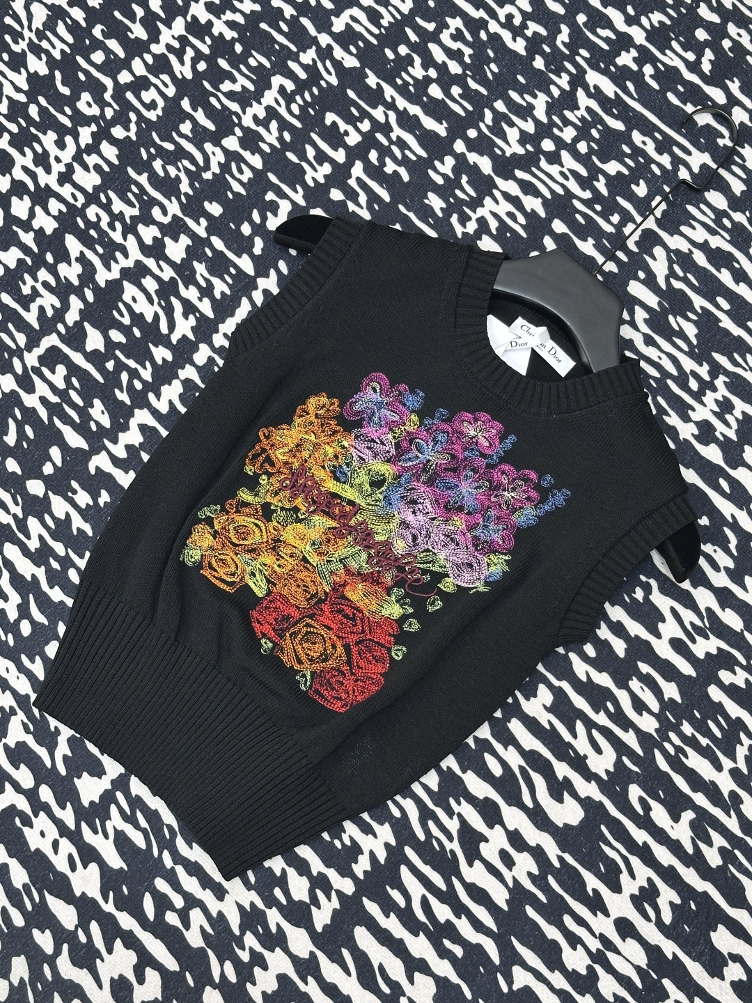 NO:335636,New fabric breathable, embroidered and floral design embellishment!  High-end atmosphere on the upper body. Number of codes//,alexander wang19860909新款 面料透气 刺绣花朵设计修饰点缀！上身高级氛围感 码数//,,alexander wang,Women's clothing