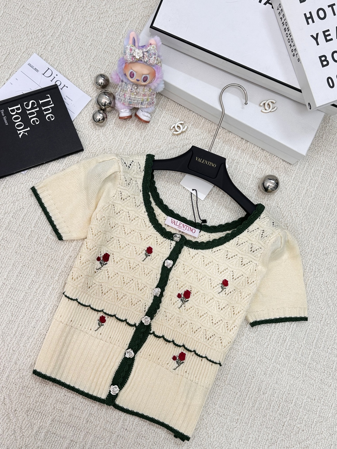 NO:438887,Valentin* new style embroidered roses logo design embellishment!  High-end atmosphere on the upper body //, valentino,alexander wang19860909Valentin* 新款 刺绣玫瑰花 logo设计修饰点缀！上身高级氛围感 //,,valentino,alexander wang,Women's clothing