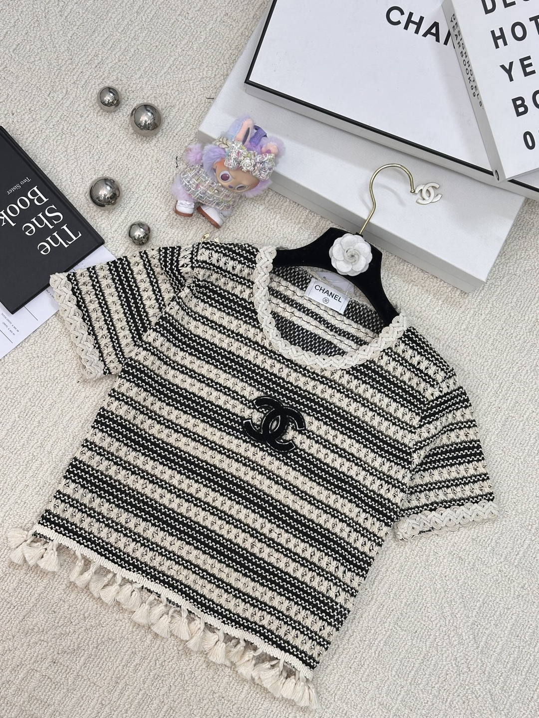 NO:439523,New style tassel hollow short-sleeved logo pattern embellishment, high-end atmosphere on the upper body //, T-shirt, alexander wang19860909新款 流苏镂空短袖logo图案修饰点缀 上身高级氛围感 //,,T-shirt,alexander wang,Women's clothing