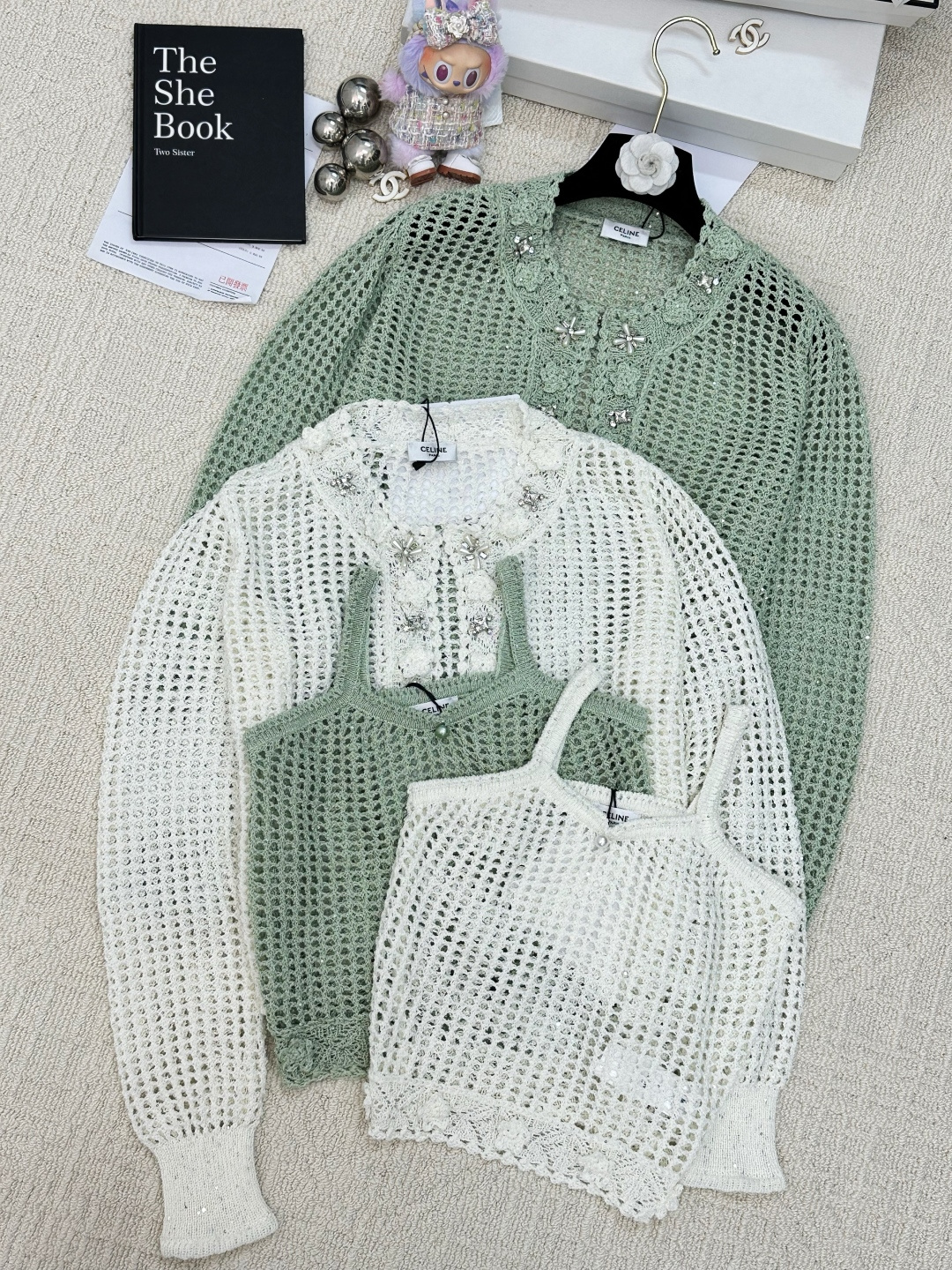 NO:442252,Celine new style two-color hollow cardigan, breathable fabric, logo pattern embellishment, high-end atmosphere on the upper body, color //,,celine,alexander wang19860909Celine 新款 二色镂空开衫 面料透气 logo图案修饰点缀 上身高级氛围感 色 //,,celine,alexander wang,Women's clothing