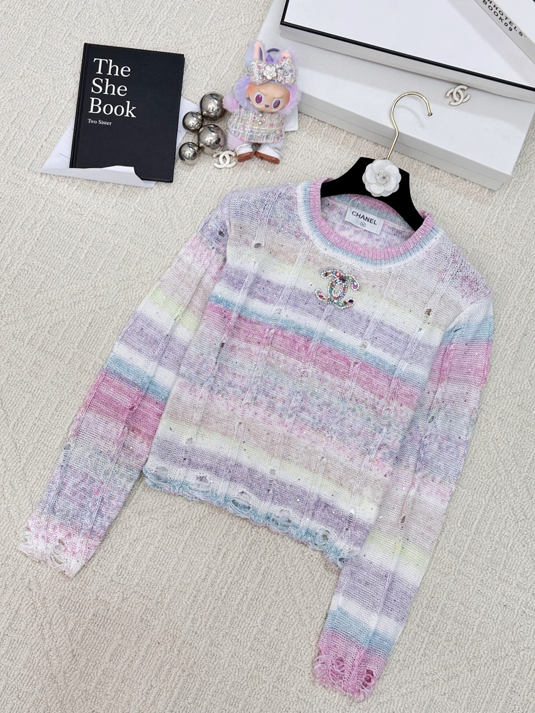 NO:442135,Celine's new gradient top logo pattern embellishment and high-end atmosphere on the upper body //, celine, alexander wang19860909Celine 新款渐变色上衣 logo图案修饰点缀 上身高级氛围感 //,,celine,alexander wang,Women's clothing