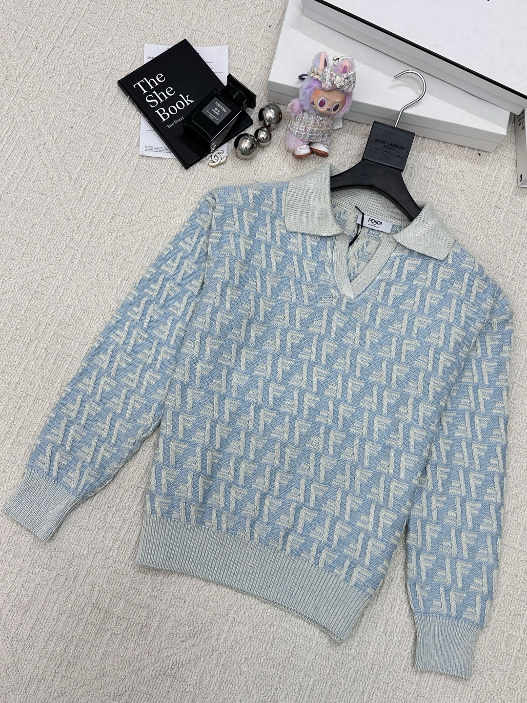 NO:456096,Fendi New style full-print presbyterian top logo pattern embellishment series shipment high-end atmosphere 1 color code //,,fendi,fendi,alexander wang19860909Fendi芬迪 新款 满印老花上衣 logo图案修饰点缀 系列款出货 上身高级氛围感 1色碼 //,,fendi,fendi,alexander wang,Women's clothing