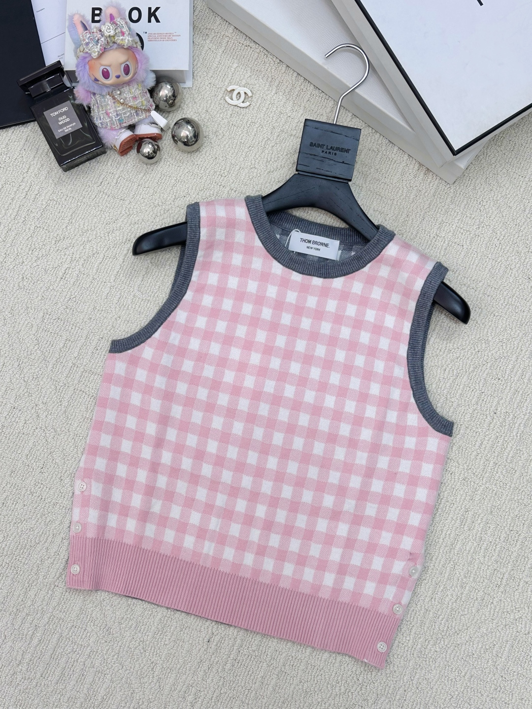 NO:456090,TB new style plaid college style vest logo pattern embellishment series style shipment high-end atmosphere 1 color code //,,alexander wang19860909TB 新款 格纹学院风背心款 logo图案修饰点缀 系列款出货 上身高级氛围感 1色碼 //,,alexander wang,Women's clothing