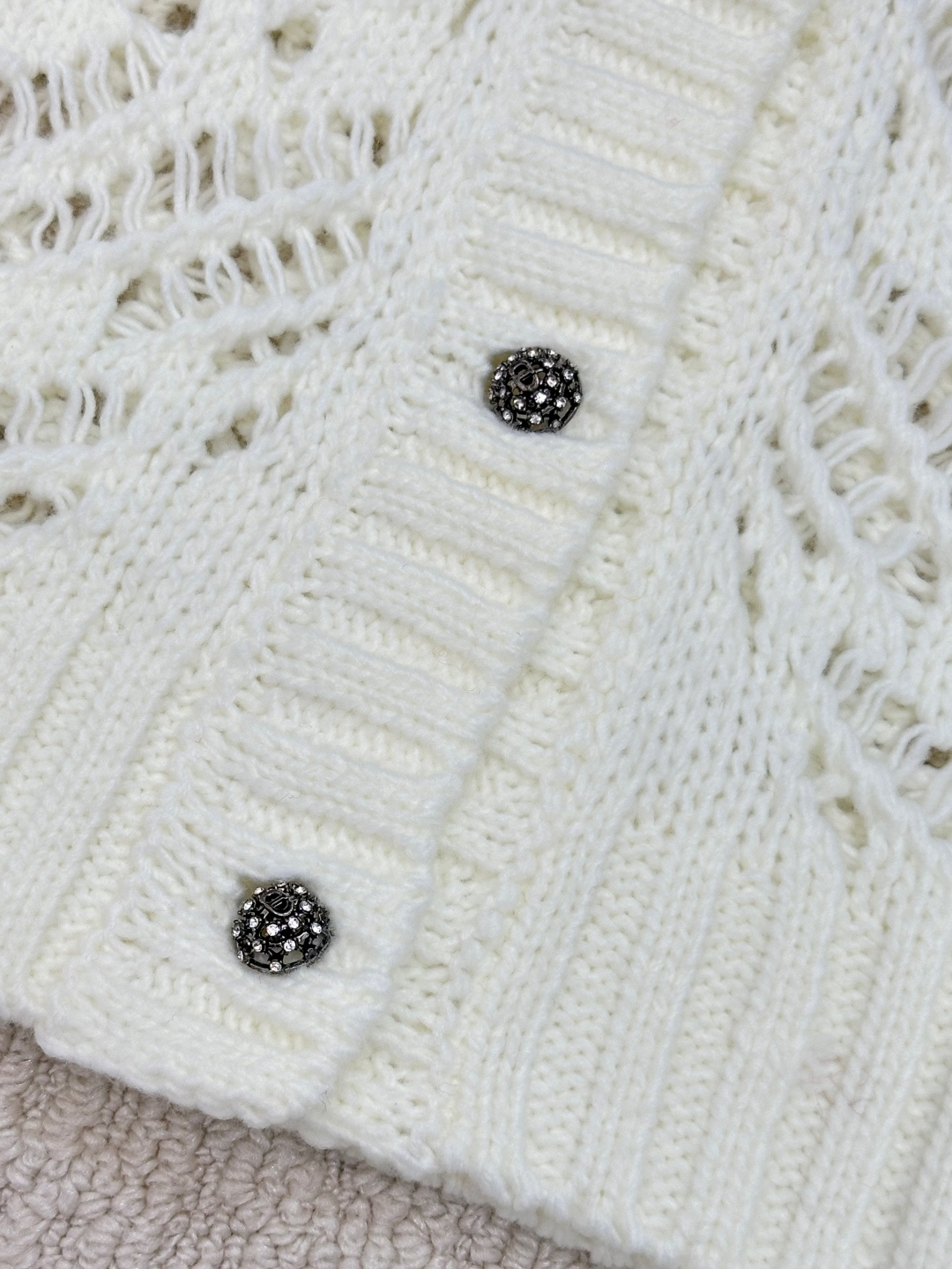 𝐃𝐢𝐨𝐫 𝟐𝟓秋冬新款 镂空圆领针织开衫款 logo图案修饰点缀 系列款出货 上身高级氛围感🈵️🈵️ 1