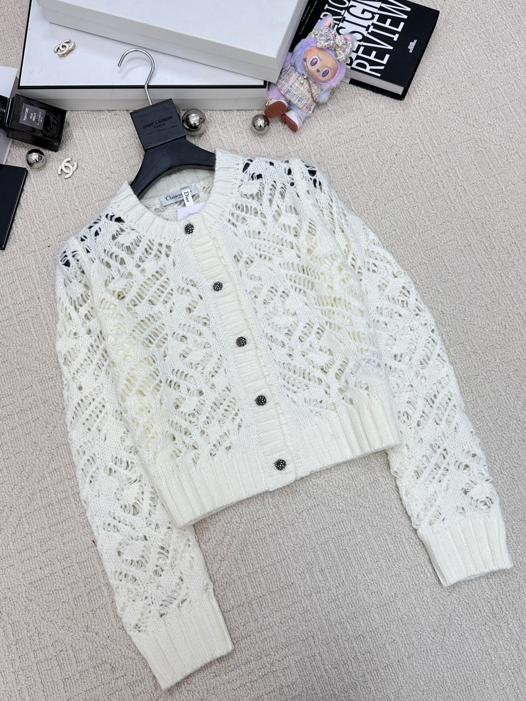 NO:548767,New autumn and winter styles, hollow round neck knitted cardigan style, logo pattern embellishment, series styles shipped, high-end atmosphere, 1 color code //,,alexander wang19860909秋冬新款 镂空圆领针织开衫款 logo图案修饰点缀 系列款出货 上身高级氛围感 1色碼 //,,alexander wang,Women's clothing