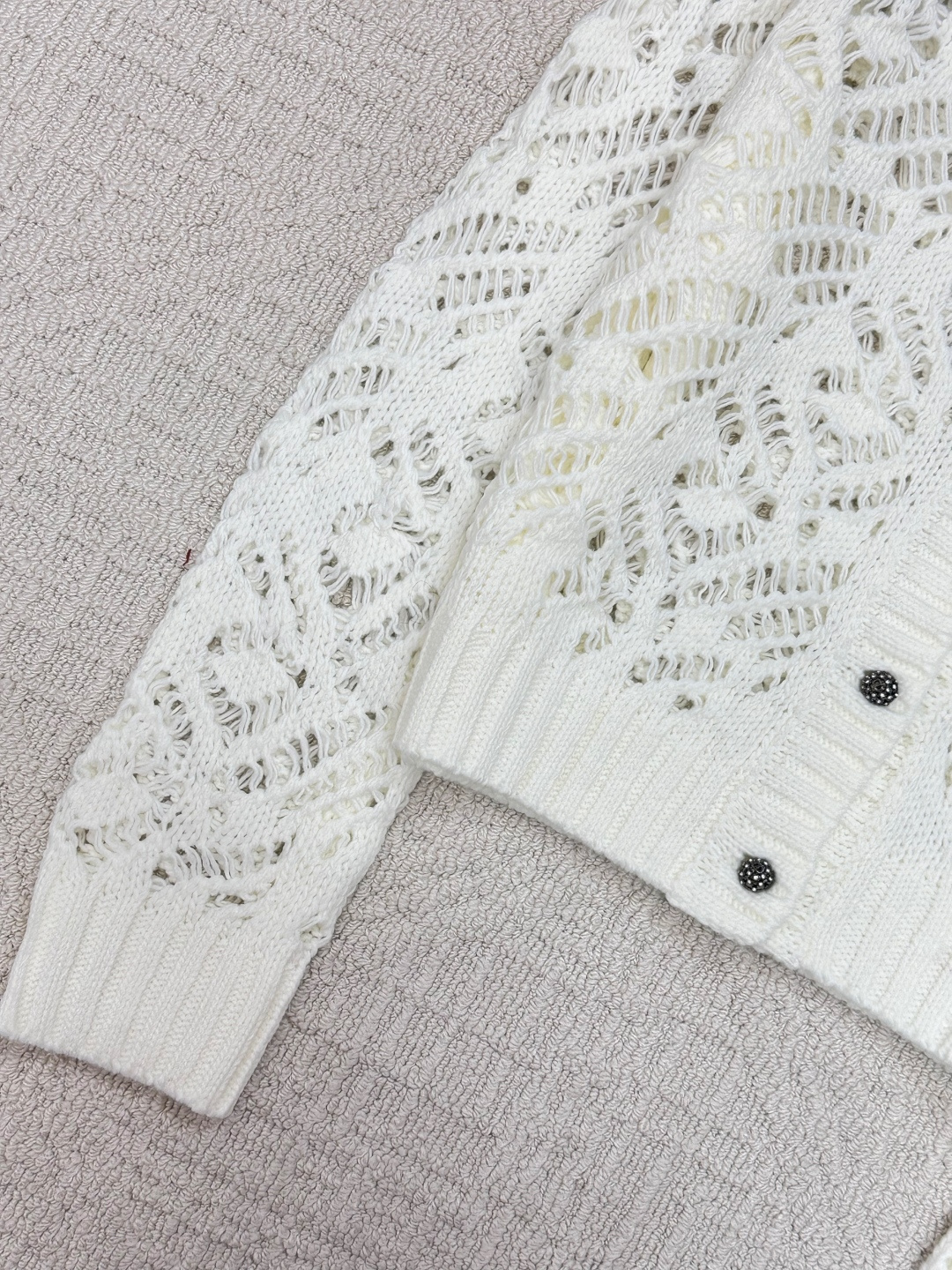 𝐃𝐢𝐨𝐫 𝟐𝟓秋冬新款 镂空圆领针织开衫款 logo图案修饰点缀 系列款出货 上身高级氛围感🈵️🈵️ 1