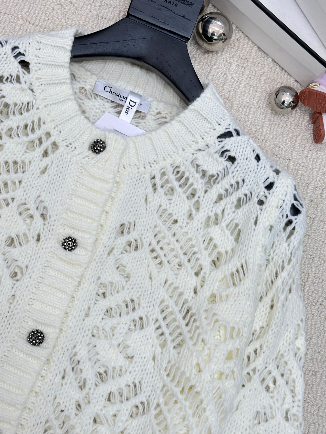 𝐃𝐢𝐨𝐫 𝟐𝟓秋冬新款 镂空圆领针织开衫款 logo图案修饰点缀 系列款出货 上身高级氛围感🈵️🈵️ 1