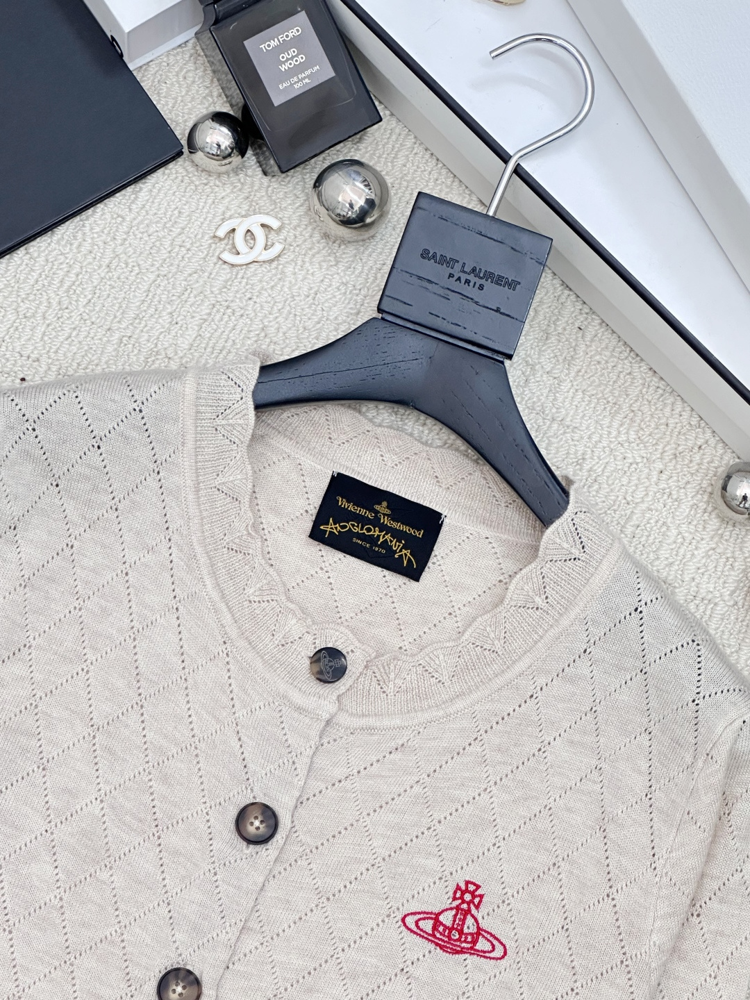 𝐕𝐢𝐕𝐢𝐞𝐧𝐧𝐞 𝐖𝐞𝐬𝐭𝐰𝐨𝐨𝐝🪐𝟐𝟓秋冬新款 镂空圆领针织开衫 logo图案修饰点缀 系列款出货 上