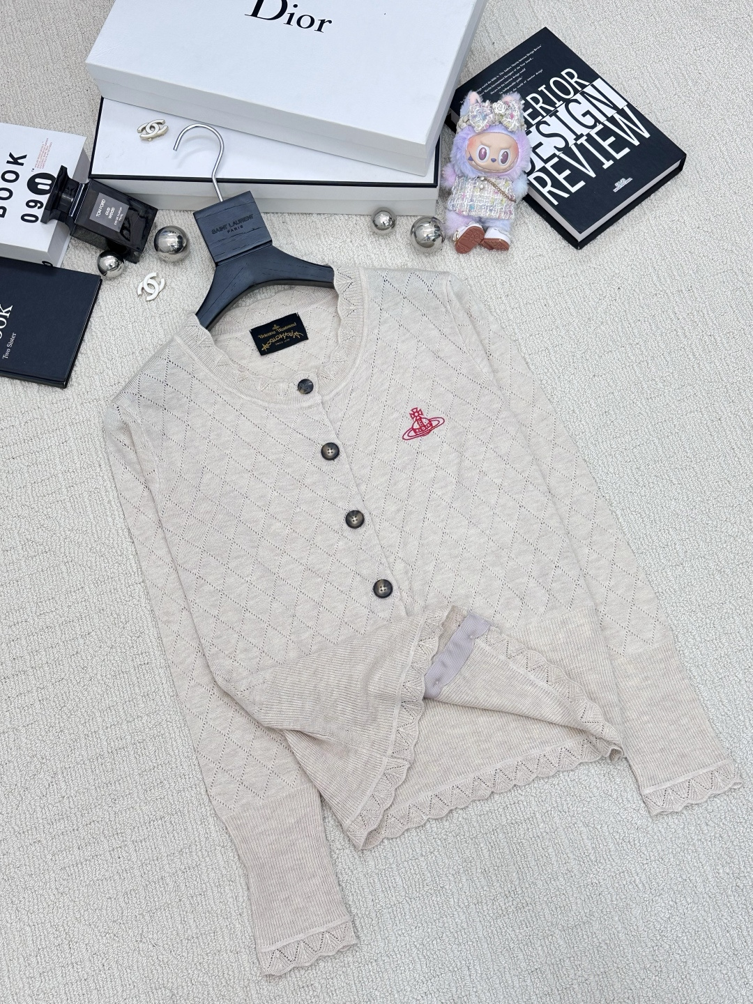 𝐕𝐢𝐕𝐢𝐞𝐧𝐧𝐞 𝐖𝐞𝐬𝐭𝐰𝐨𝐨𝐝🪐𝟐𝟓秋冬新款 镂空圆领针织开衫 logo图案修饰点缀 系列款出货 上