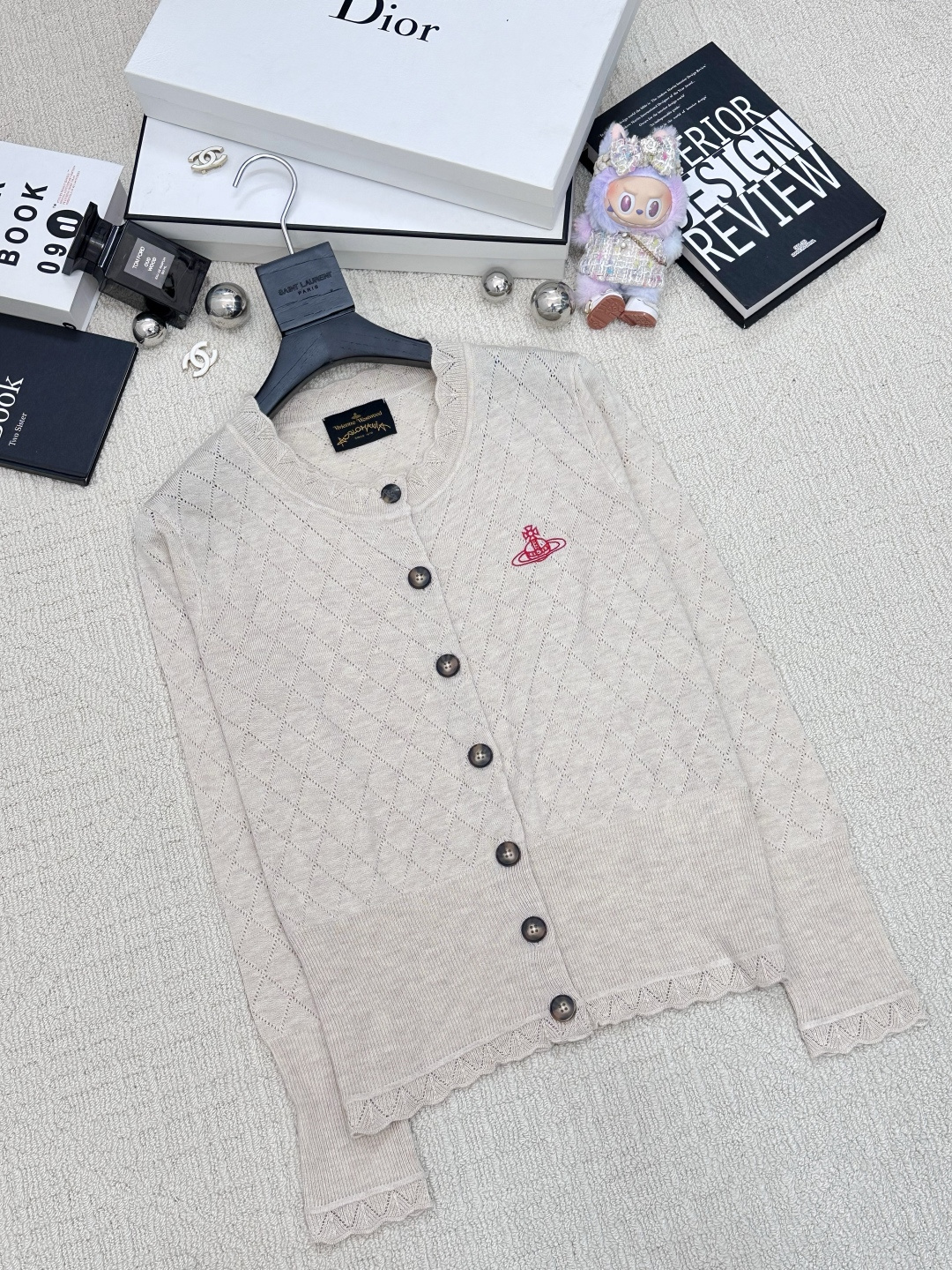 𝐕𝐢𝐕𝐢𝐞𝐧𝐧𝐞 𝐖𝐞𝐬𝐭𝐰𝐨𝐨𝐝🪐𝟐𝟓秋冬新款 镂空圆领针织开衫 logo图案修饰点缀 系列款出货 上