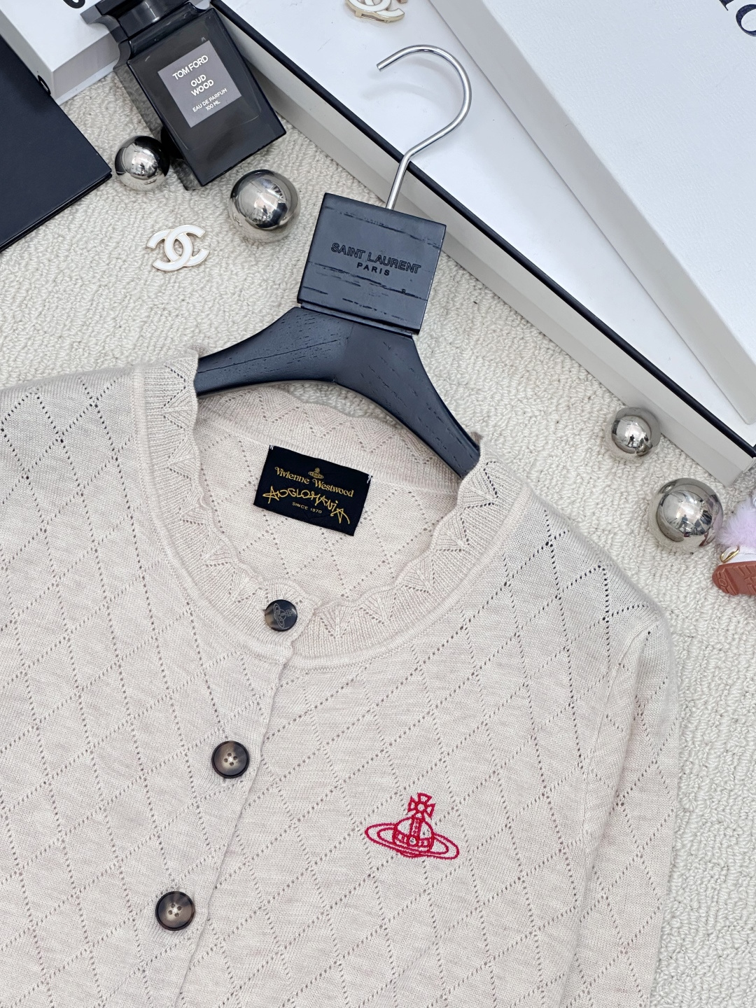 𝐕𝐢𝐕𝐢𝐞𝐧𝐧𝐞 𝐖𝐞𝐬𝐭𝐰𝐨𝐨𝐝🪐𝟐𝟓秋冬新款 镂空圆领针织开衫 logo图案修饰点缀 系列款出货 上