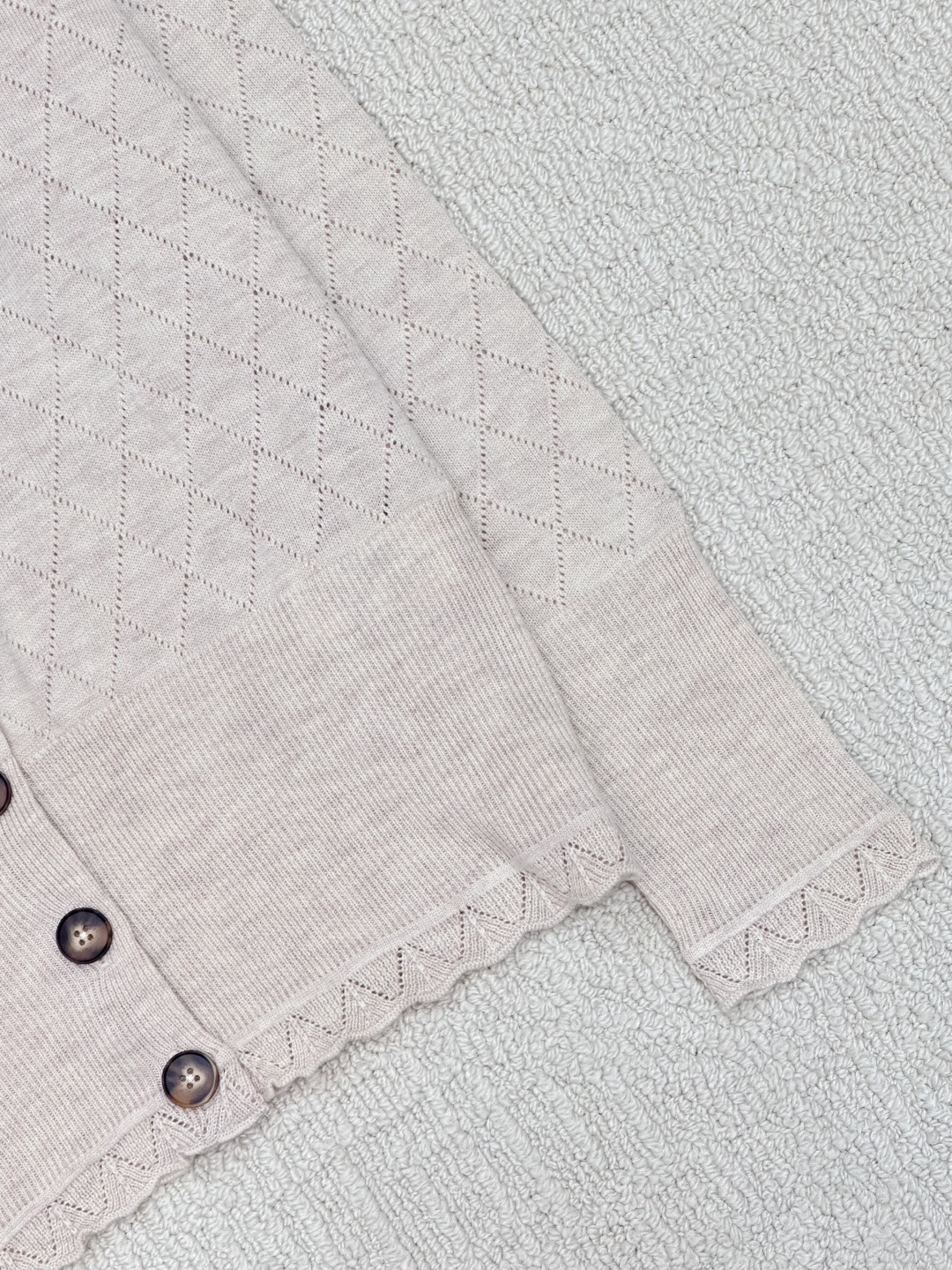 𝐕𝐢𝐕𝐢𝐞𝐧𝐧𝐞 𝐖𝐞𝐬𝐭𝐰𝐨𝐨𝐝🪐𝟐𝟓秋冬新款 镂空圆领针织开衫 logo图案修饰点缀 系列款出货 上