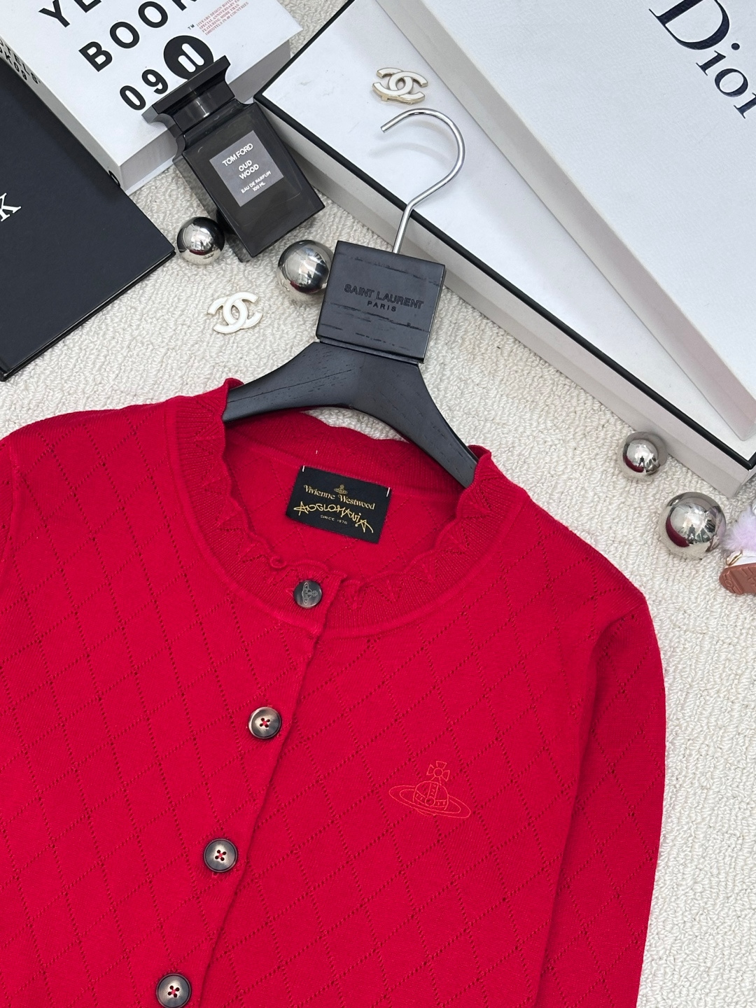 𝐕𝐢𝐕𝐢𝐞𝐧𝐧𝐞 𝐖𝐞𝐬𝐭𝐰𝐨𝐨𝐝🪐𝟐𝟓秋冬新款 镂空圆领针织开衫 logo图案修饰点缀 系列款出货 上