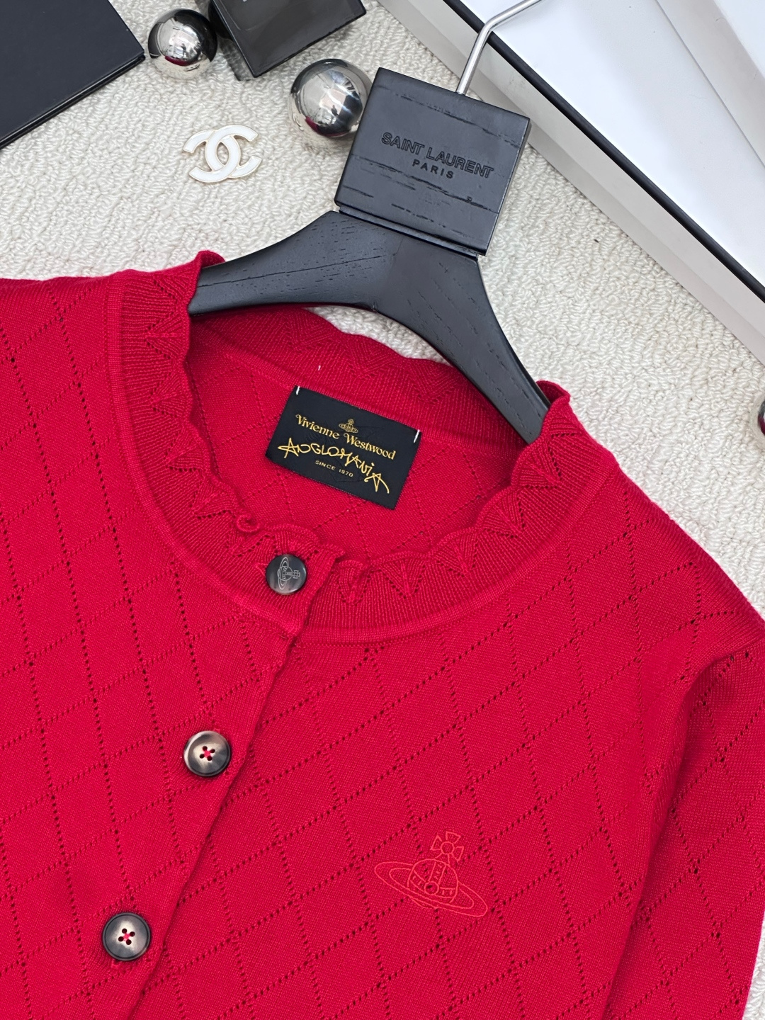 𝐕𝐢𝐕𝐢𝐞𝐧𝐧𝐞 𝐖𝐞𝐬𝐭𝐰𝐨𝐨𝐝🪐𝟐𝟓秋冬新款 镂空圆领针织开衫 logo图案修饰点缀 系列款出货 上