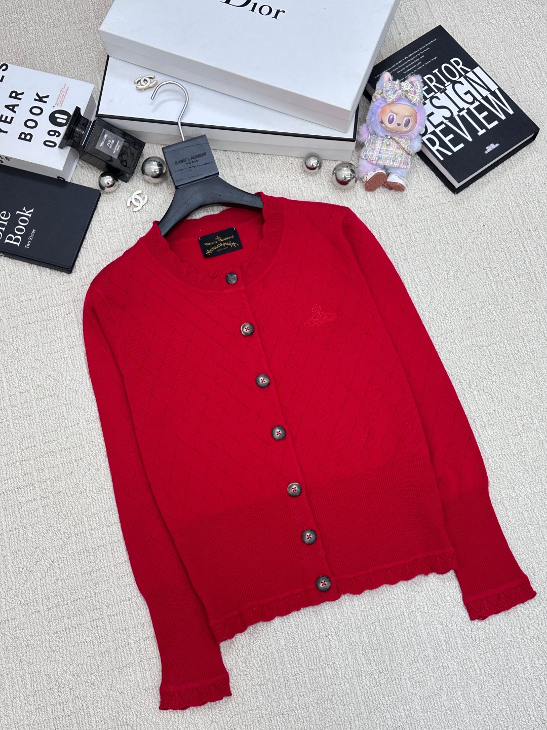 𝐕𝐢𝐕𝐢𝐞𝐧𝐧𝐞 𝐖𝐞𝐬𝐭𝐰𝐨𝐨𝐝🪐𝟐𝟓秋冬新款 镂空圆领针织开衫 logo图案修饰点缀 系列款出货 上