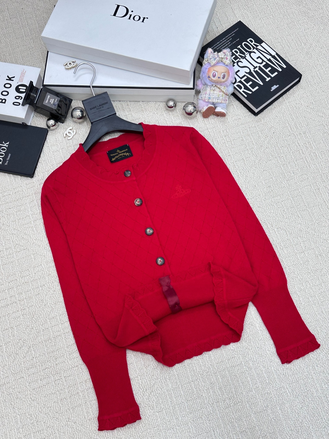 𝐕𝐢𝐕𝐢𝐞𝐧𝐧𝐞 𝐖𝐞𝐬𝐭𝐰𝐨𝐨𝐝🪐𝟐𝟓秋冬新款 镂空圆领针织开衫 logo图案修饰点缀 系列款出货 上