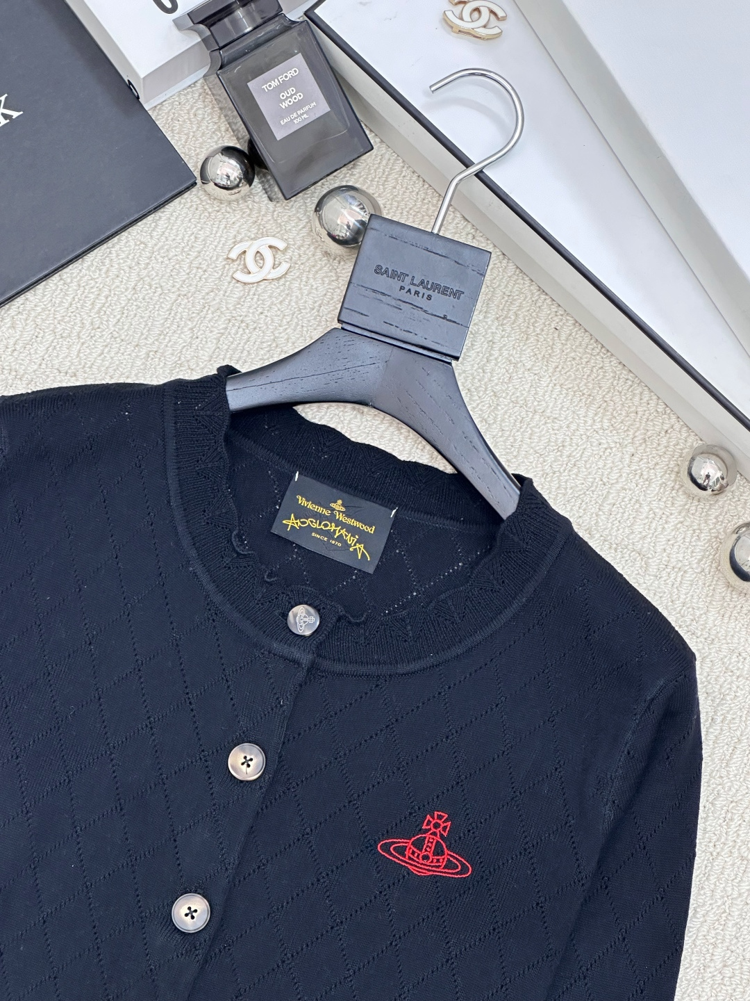 𝐕𝐢𝐕𝐢𝐞𝐧𝐧𝐞 𝐖𝐞𝐬𝐭𝐰𝐨𝐨𝐝🪐𝟐𝟓秋冬新款 镂空圆领针织开衫 logo图案修饰点缀 系列款出货 上