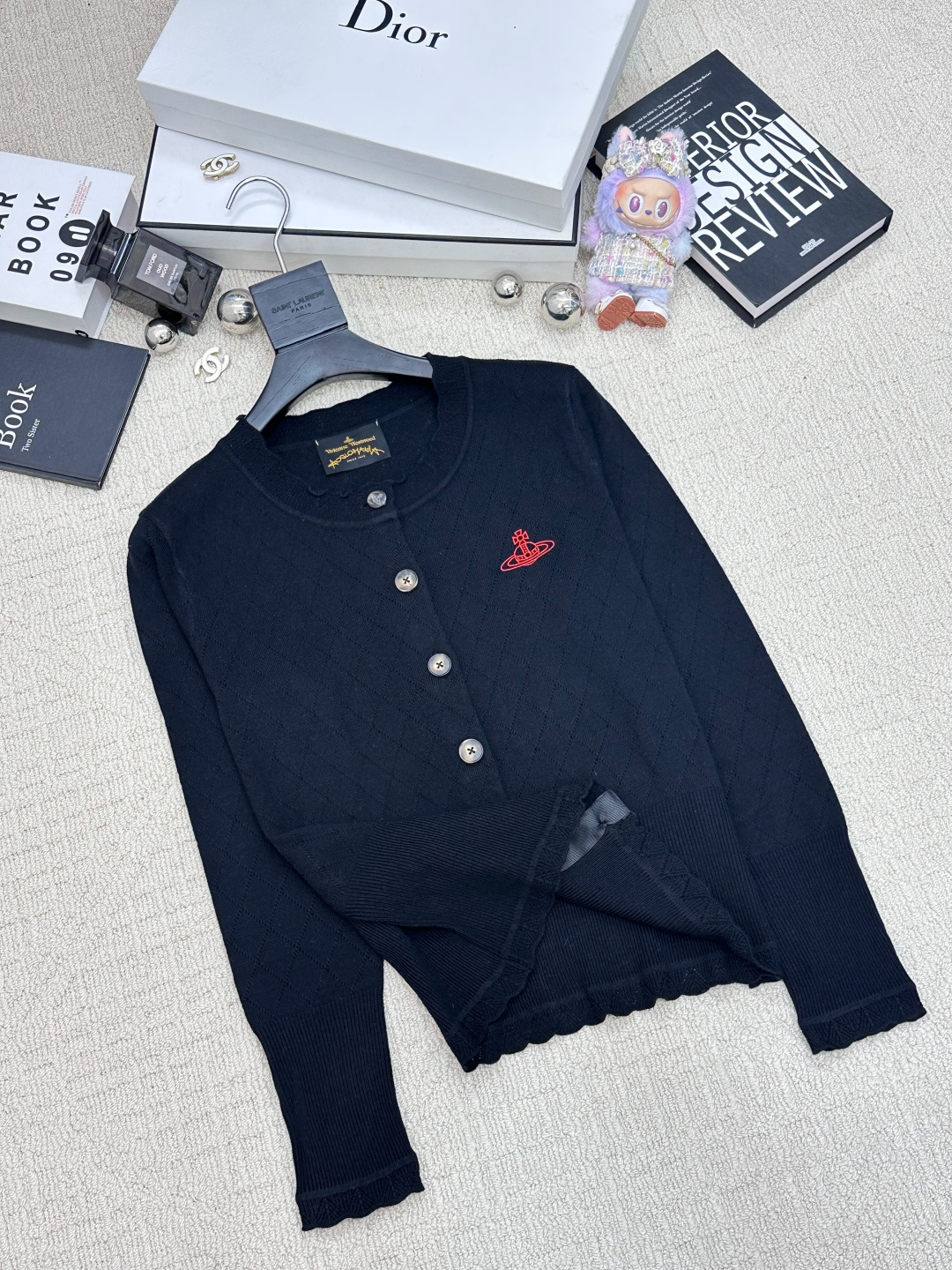 𝐕𝐢𝐕𝐢𝐞𝐧𝐧𝐞 𝐖𝐞𝐬𝐭𝐰𝐨𝐨𝐝🪐𝟐𝟓秋冬新款 镂空圆领针织开衫 logo图案修饰点缀 系列款出货 上