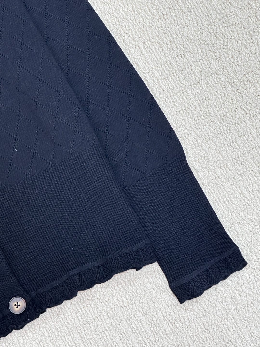 𝐕𝐢𝐕𝐢𝐞𝐧𝐧𝐞 𝐖𝐞𝐬𝐭𝐰𝐨𝐨𝐝🪐𝟐𝟓秋冬新款 镂空圆领针织开衫 logo图案修饰点缀 系列款出货 上