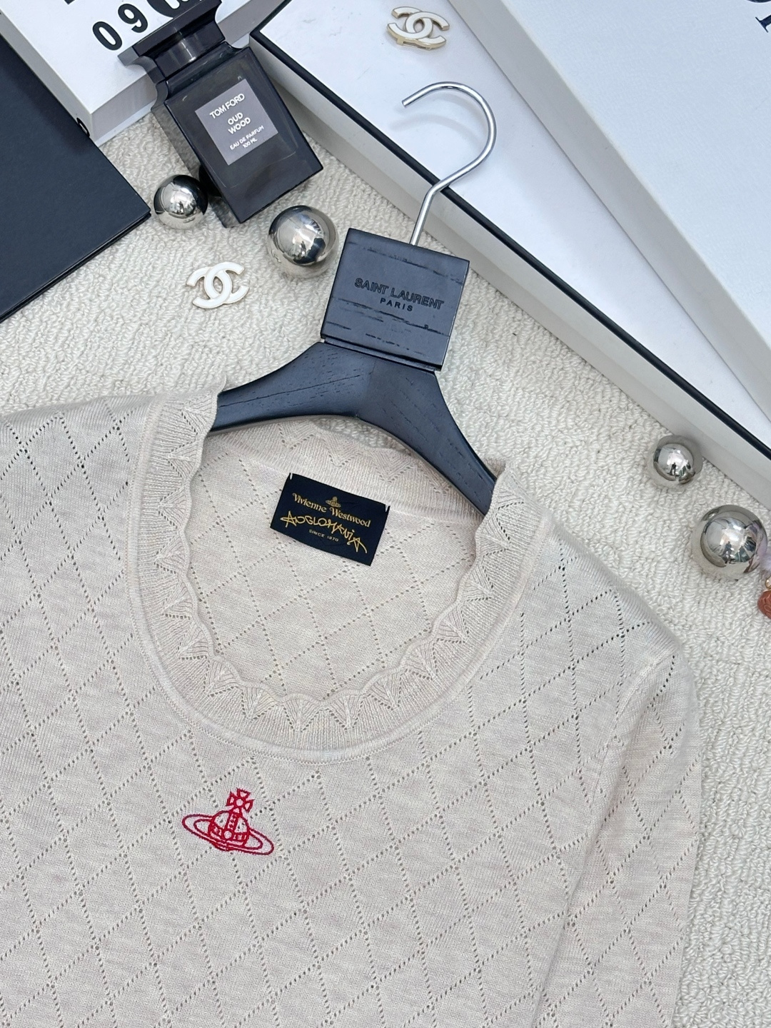 𝐕𝐢𝐕𝐢𝐞𝐧𝐧𝐞 𝐖𝐞𝐬𝐭𝐰𝐨𝐨𝐝🪐𝟐𝟓新款 U领打底衫款 logo图案修饰点缀 系列款出货 上身高级氛