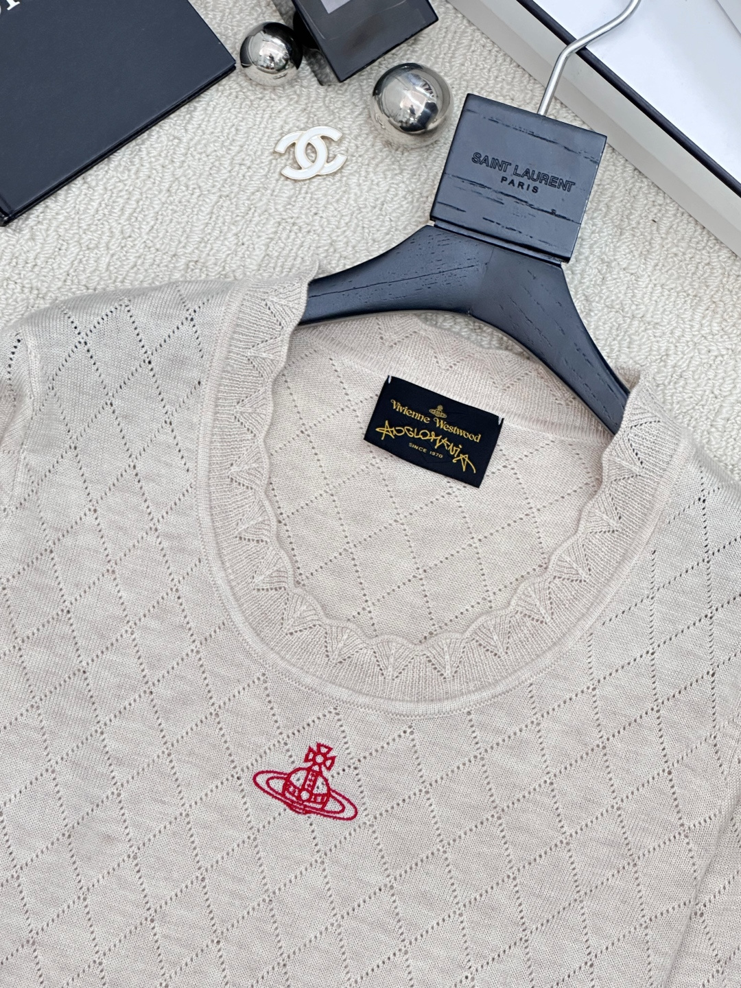 𝐕𝐢𝐕𝐢𝐞𝐧𝐧𝐞 𝐖𝐞𝐬𝐭𝐰𝐨𝐨𝐝🪐𝟐𝟓新款 U领打底衫款 logo图案修饰点缀 系列款出货 上身高级氛