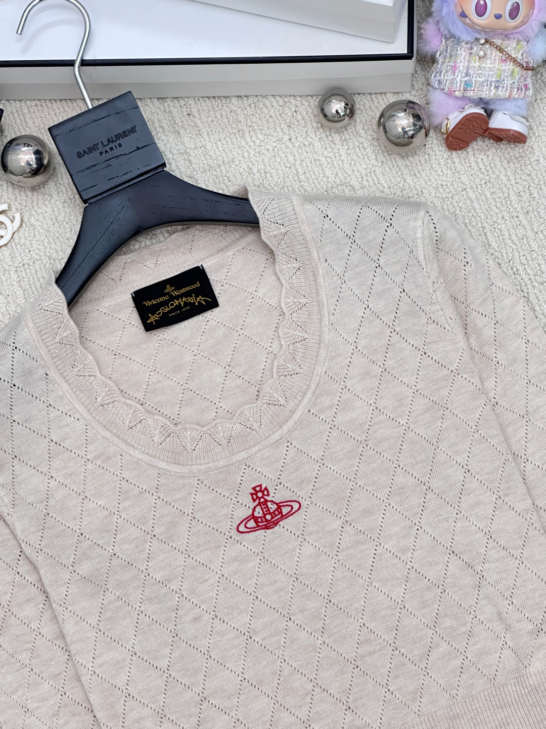 𝐕𝐢𝐕𝐢𝐞𝐧𝐧𝐞 𝐖𝐞𝐬𝐭𝐰𝐨𝐨𝐝🪐𝟐𝟓新款 U领打底衫款 logo图案修饰点缀 系列款出货 上身高级氛