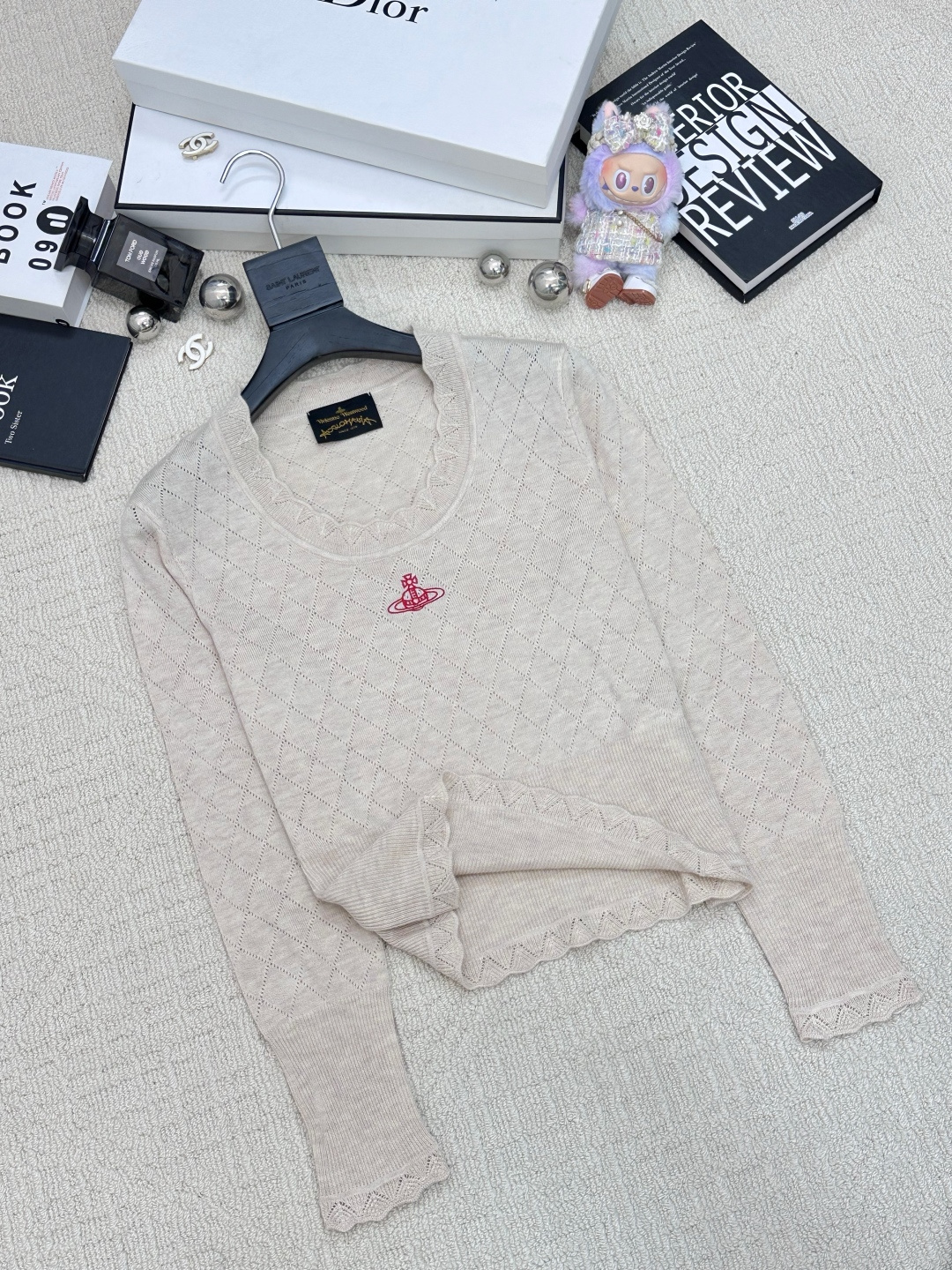 𝐕𝐢𝐕𝐢𝐞𝐧𝐧𝐞 𝐖𝐞𝐬𝐭𝐰𝐨𝐨𝐝🪐𝟐𝟓新款 U领打底衫款 logo图案修饰点缀 系列款出货 上身高级氛