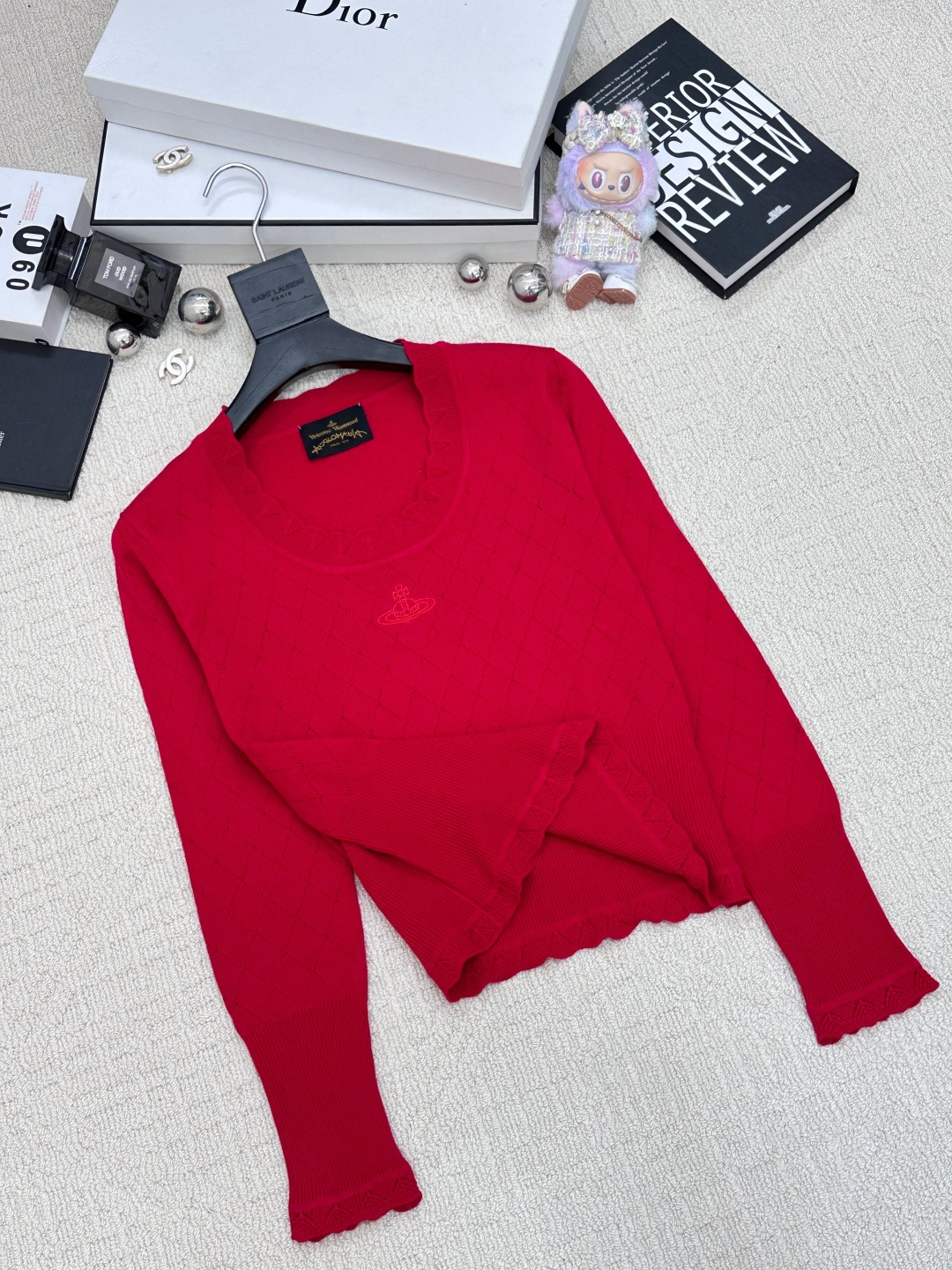 𝐕𝐢𝐕𝐢𝐞𝐧𝐧𝐞 𝐖𝐞𝐬𝐭𝐰𝐨𝐨𝐝🪐𝟐𝟓新款 U领打底衫款 logo图案修饰点缀 系列款出货 上身高级氛