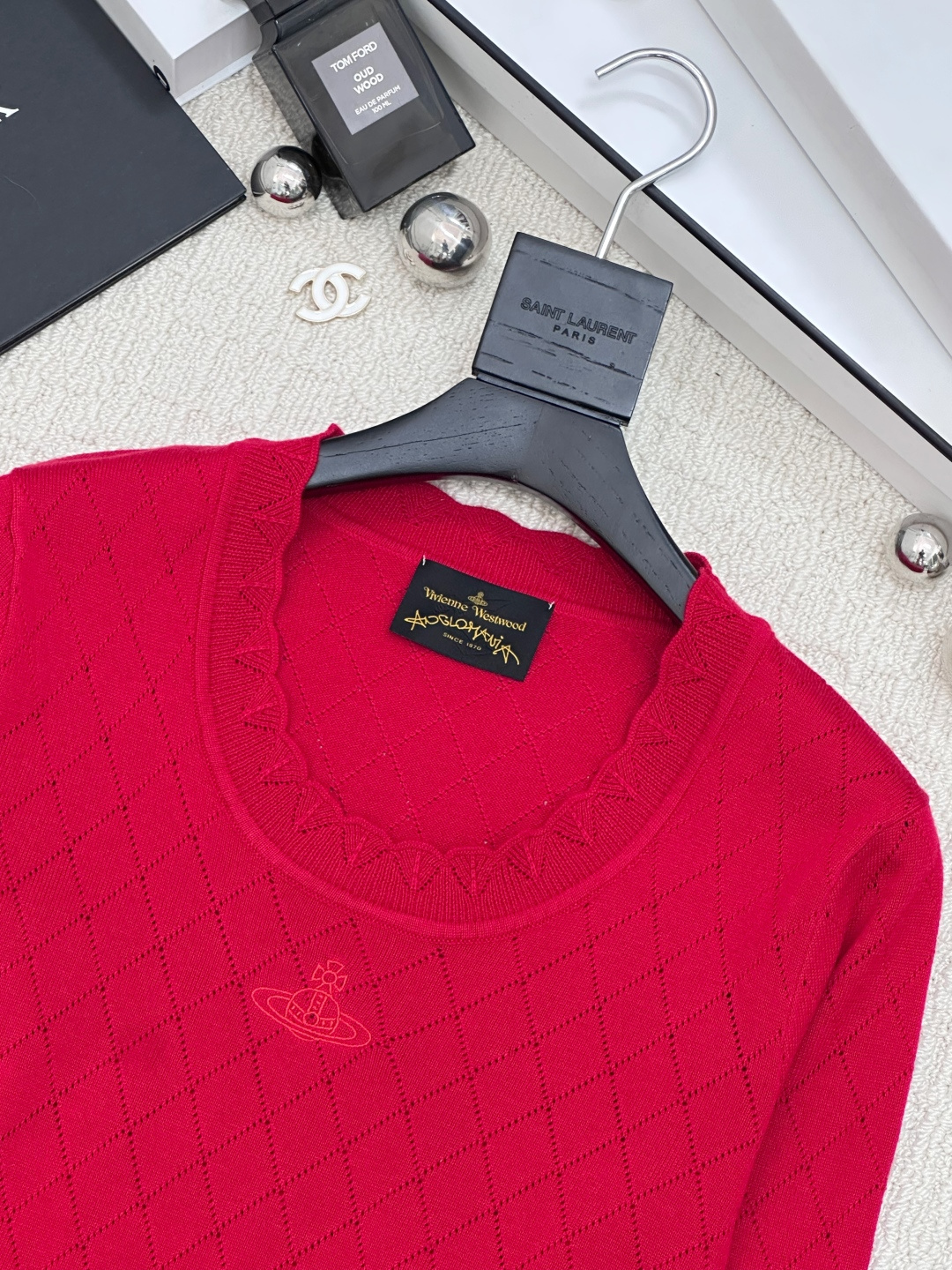 𝐕𝐢𝐕𝐢𝐞𝐧𝐧𝐞 𝐖𝐞𝐬𝐭𝐰𝐨𝐨𝐝🪐𝟐𝟓新款 U领打底衫款 logo图案修饰点缀 系列款出货 上身高级氛