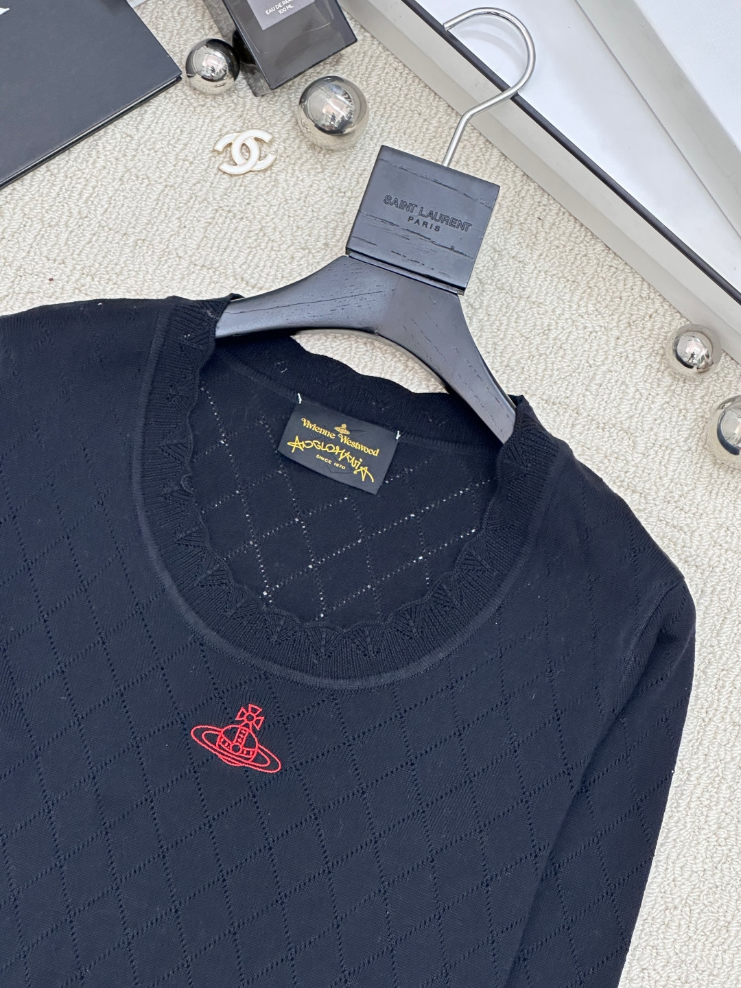 𝐕𝐢𝐕𝐢𝐞𝐧𝐧𝐞 𝐖𝐞𝐬𝐭𝐰𝐨𝐨𝐝🪐𝟐𝟓新款 U领打底衫款 logo图案修饰点缀 系列款出货 上身高级氛