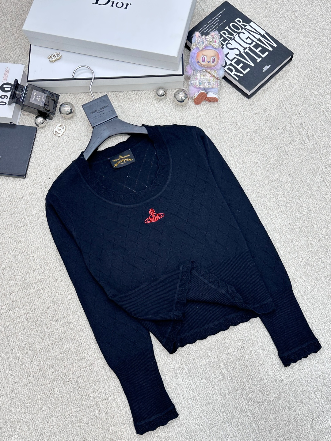 𝐕𝐢𝐕𝐢𝐞𝐧𝐧𝐞 𝐖𝐞𝐬𝐭𝐰𝐨𝐨𝐝🪐𝟐𝟓新款 U领打底衫款 logo图案修饰点缀 系列款出货 上身高级氛