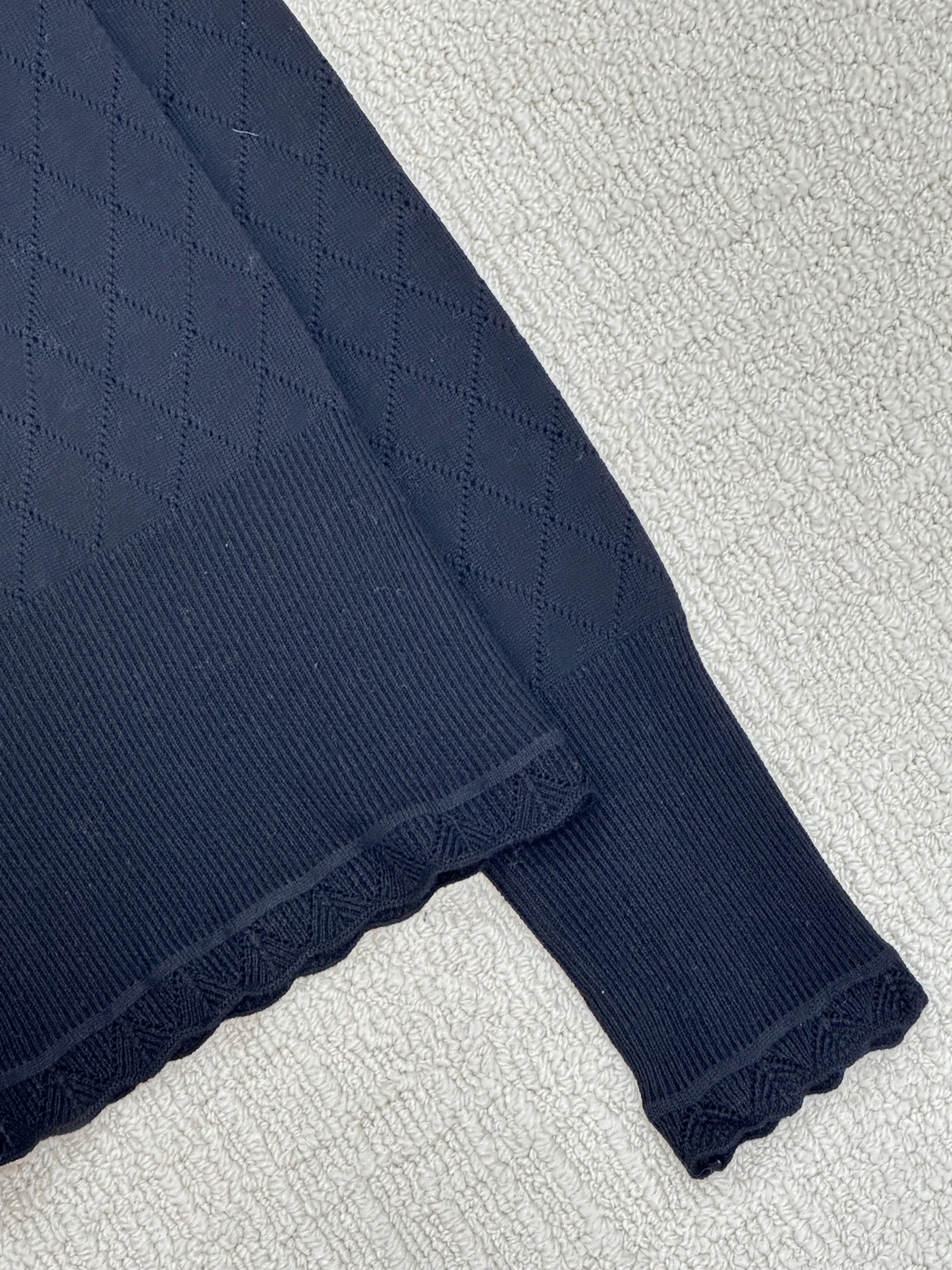 𝐕𝐢𝐕𝐢𝐞𝐧𝐧𝐞 𝐖𝐞𝐬𝐭𝐰𝐨𝐨𝐝🪐𝟐𝟓新款 U领打底衫款 logo图案修饰点缀 系列款出货 上身高级氛