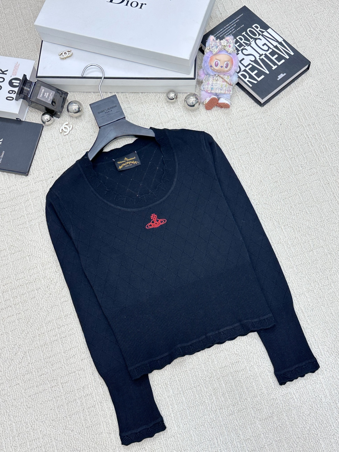 𝐕𝐢𝐕𝐢𝐞𝐧𝐧𝐞 𝐖𝐞𝐬𝐭𝐰𝐨𝐨𝐝🪐𝟐𝟓新款 U领打底衫款 logo图案修饰点缀 系列款出货 上身高级氛