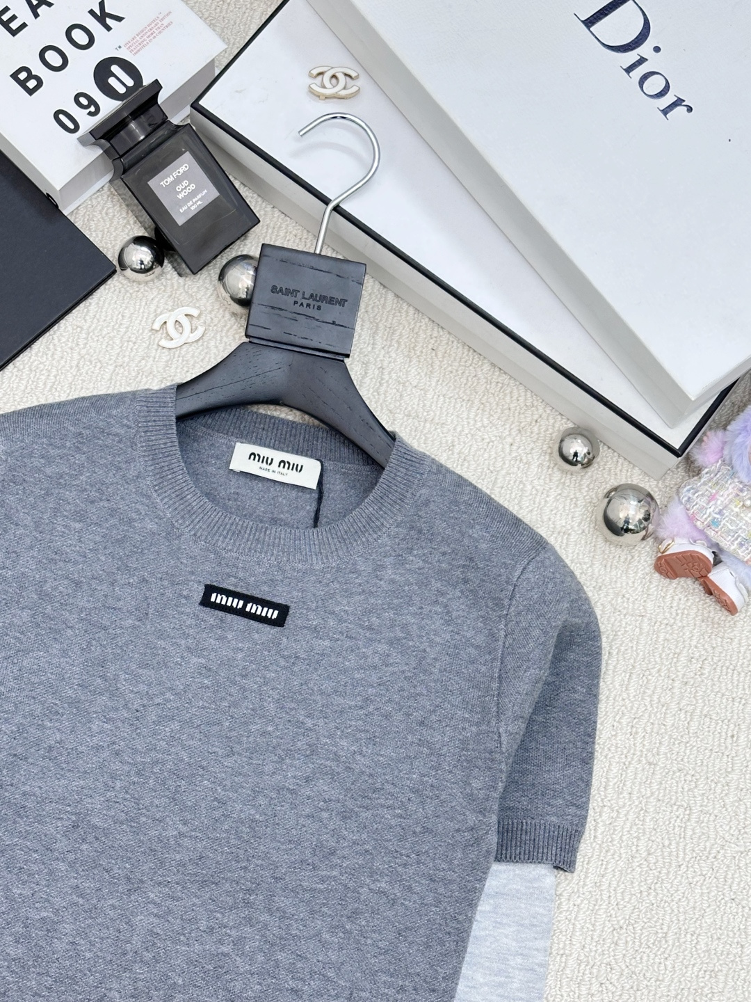 𝐌𝐢𝐮𝐦𝐢𝐮 𝟐𝟓秋冬新款 假两件圆领长袖款 logo图案修饰点缀 系列款出货 上身高级氛围感🈵️🈵️ 