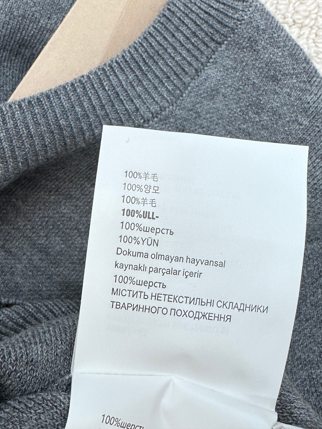 𝐌𝐢𝐮𝐦𝐢𝐮 𝟐𝟓秋冬新款 假两件圆领长袖款 logo图案修饰点缀 系列款出货 上身高级氛围感🈵️🈵️ 