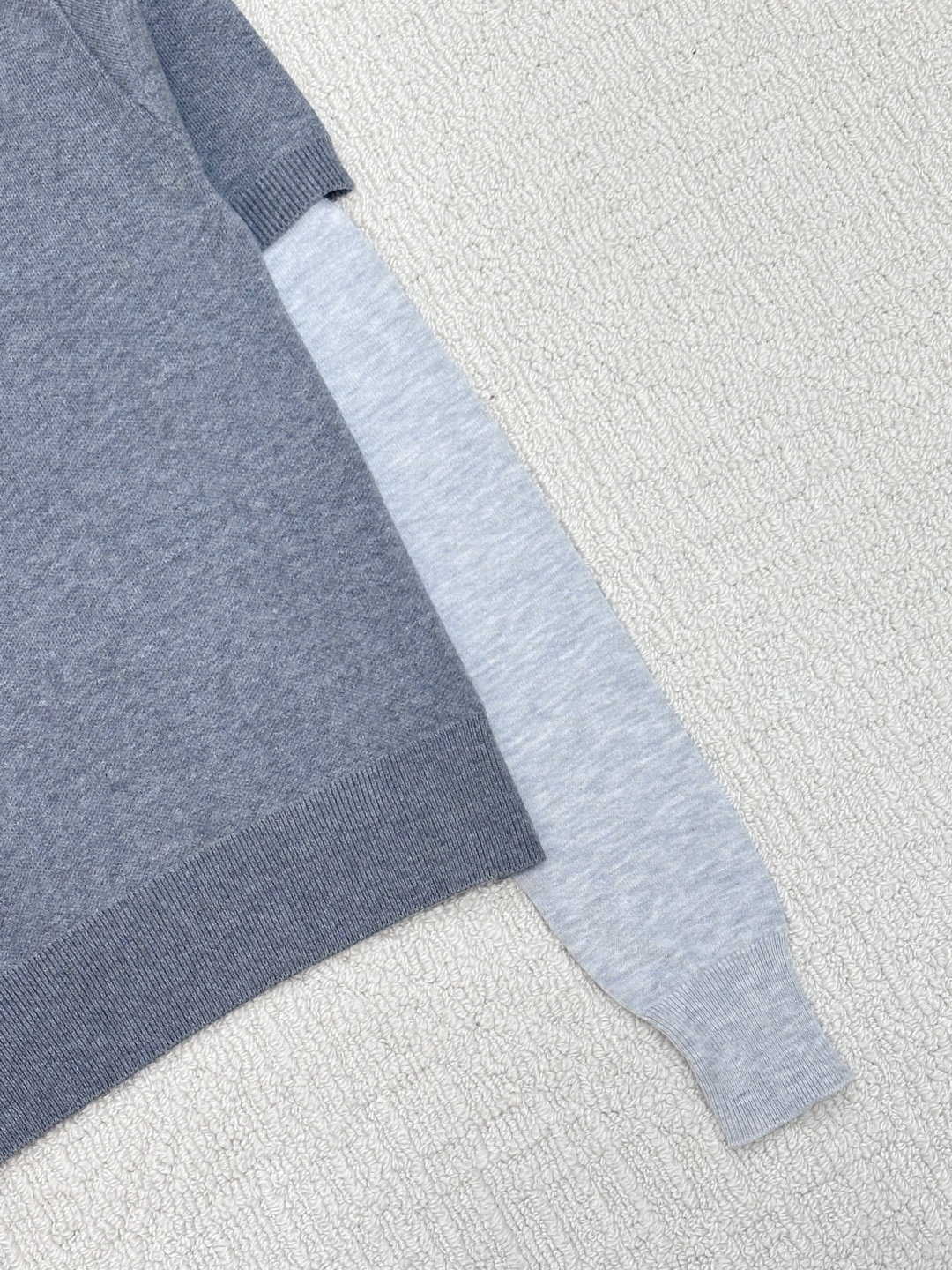 𝐌𝐢𝐮𝐦𝐢𝐮 𝟐𝟓秋冬新款 假两件圆领长袖款 logo图案修饰点缀 系列款出货 上身高级氛围感🈵️🈵️ 