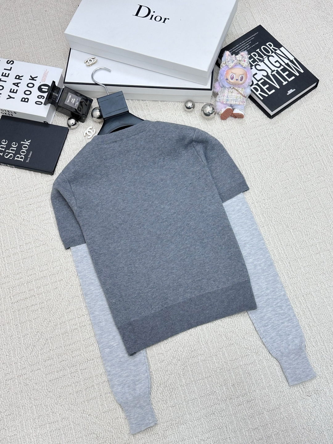 𝐌𝐢𝐮𝐦𝐢𝐮 𝟐𝟓秋冬新款 假两件圆领长袖款 logo图案修饰点缀 系列款出货 上身高级氛围感🈵️🈵️ 