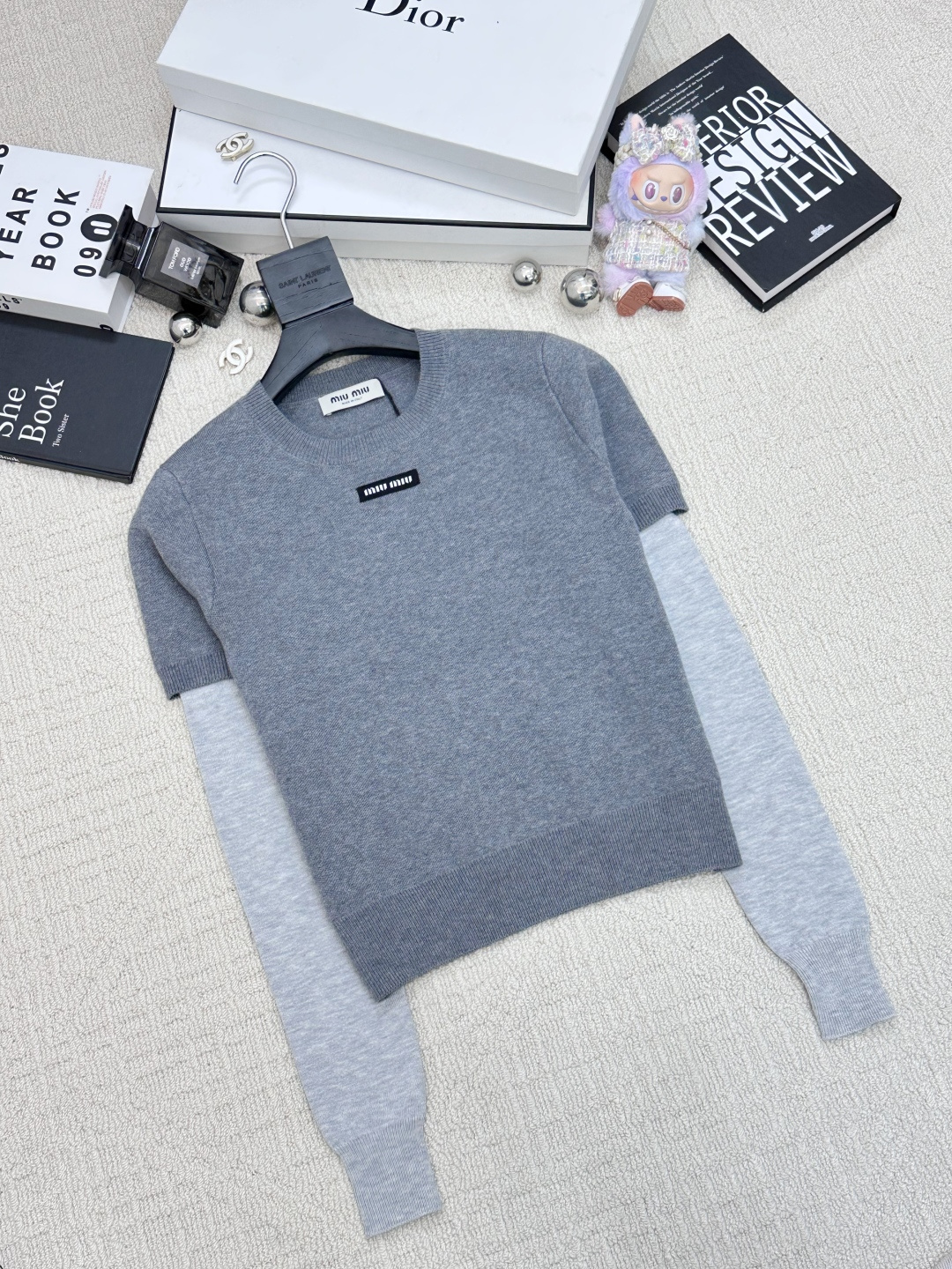 𝐌𝐢𝐮𝐦𝐢𝐮 𝟐𝟓秋冬新款 假两件圆领长袖款 logo图案修饰点缀 系列款出货 上身高级氛围感🈵️🈵️ 