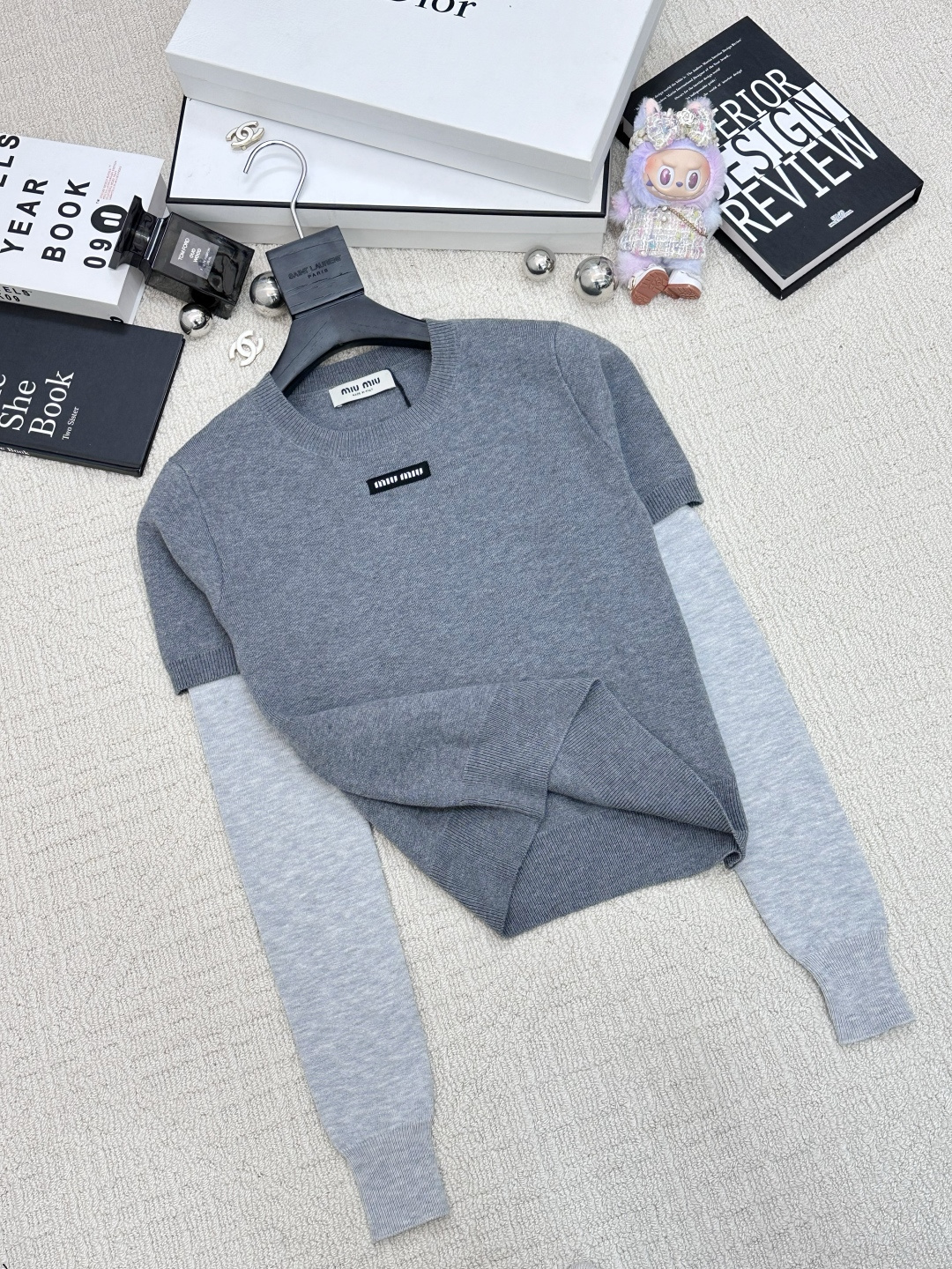 𝐌𝐢𝐮𝐦𝐢𝐮 𝟐𝟓秋冬新款 假两件圆领长袖款 logo图案修饰点缀 系列款出货 上身高级氛围感🈵️🈵️ 