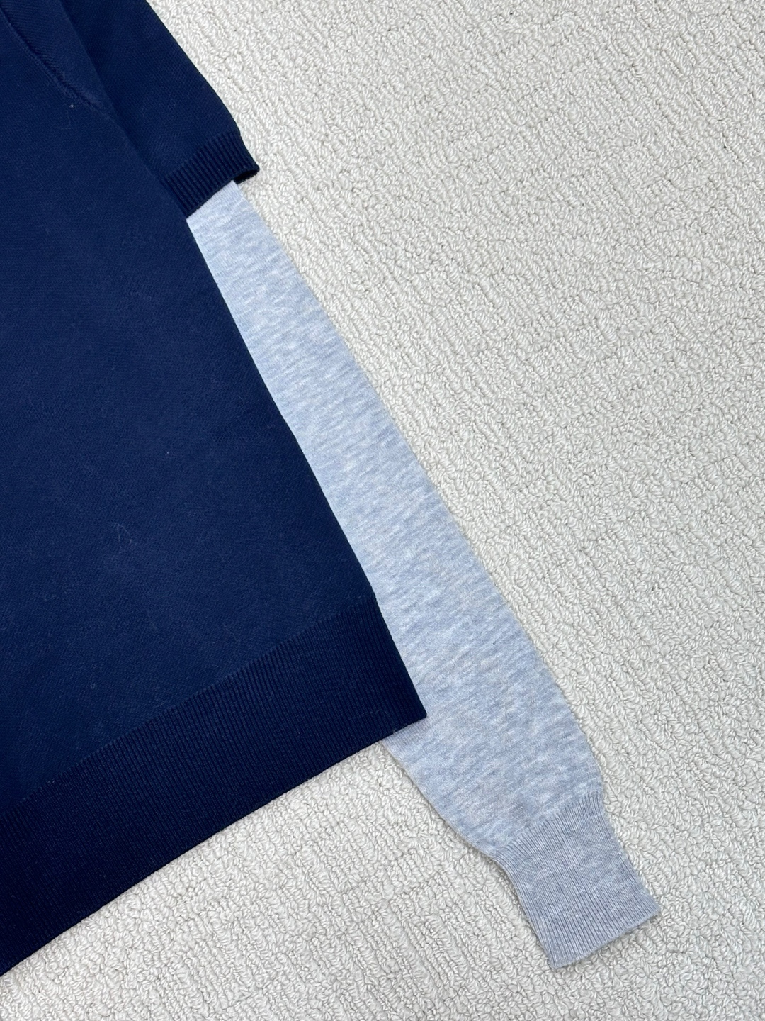 𝐌𝐢𝐮𝐦𝐢𝐮 𝟐𝟓秋冬新款 假两件圆领长袖款 logo图案修饰点缀 系列款出货 上身高级氛围感🈵️🈵️ 