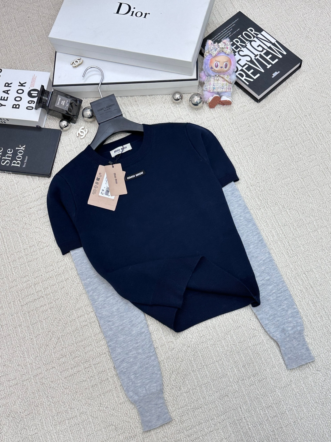 𝐌𝐢𝐮𝐦𝐢𝐮 𝟐𝟓秋冬新款 假两件圆领长袖款 logo图案修饰点缀 系列款出货 上身高级氛围感🈵️🈵️ 